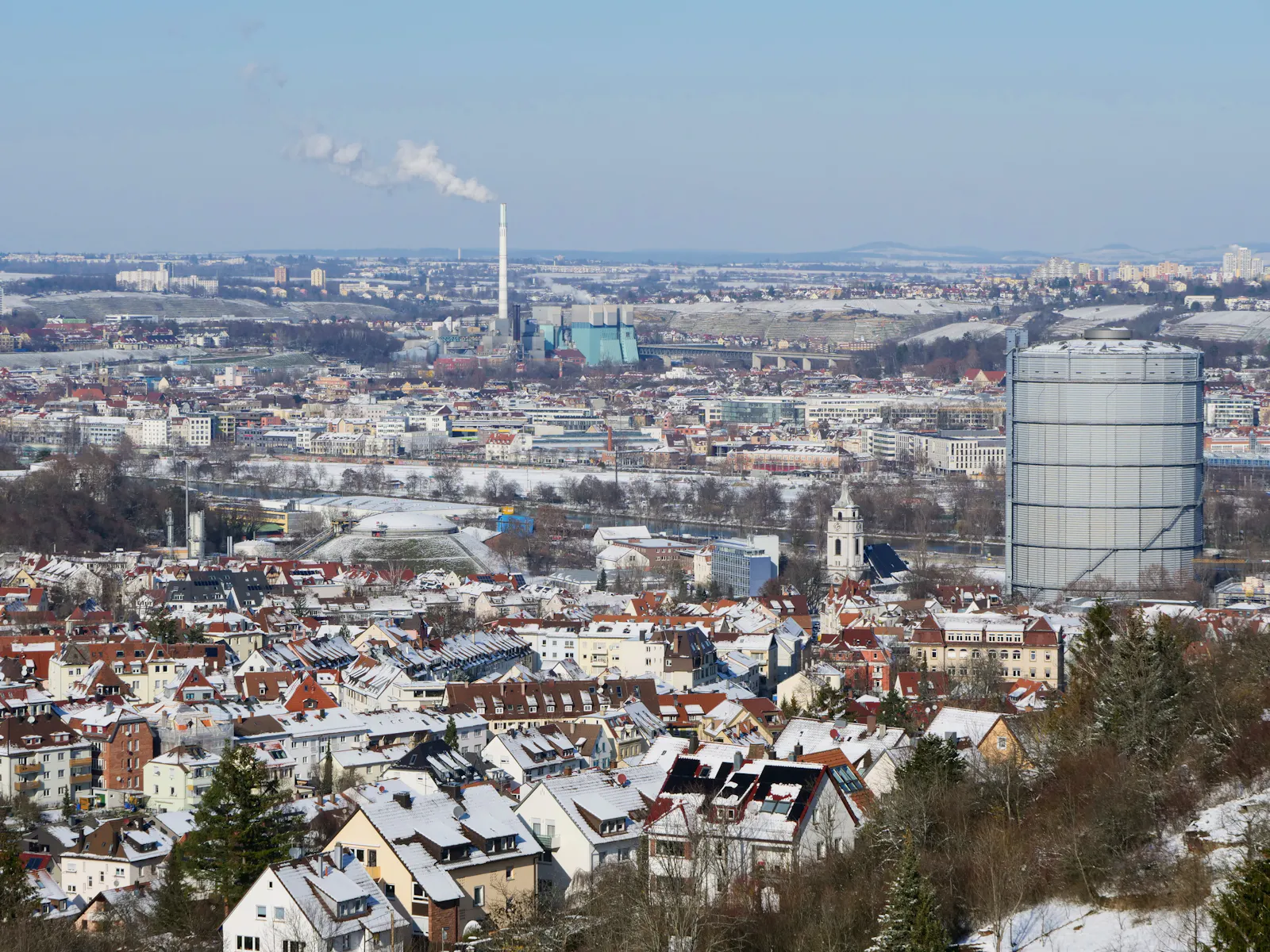 Blick über Gaisburg bis zum Kraftwerk Stuttgart-Münster. Das wird sein Aussehen mit der Umrüstung auf Gas weiter verändern. Foto: Jürgen Brand