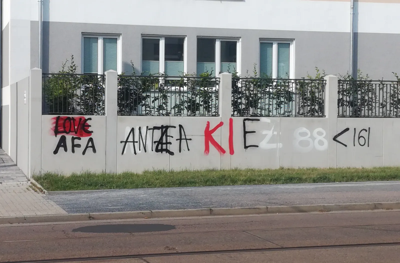 Nazi-Graffiti, von Antifas umgestaltet. Zum Beispiel 161 ist größer als 88.
