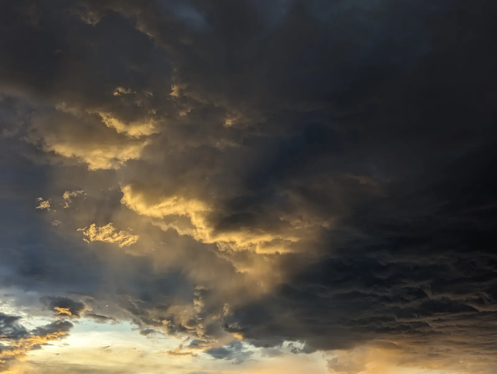 Dramatische Wolken-Sonne-Konstellation über Gaisburg im Juni 2023. Foto: Jürgen Brand