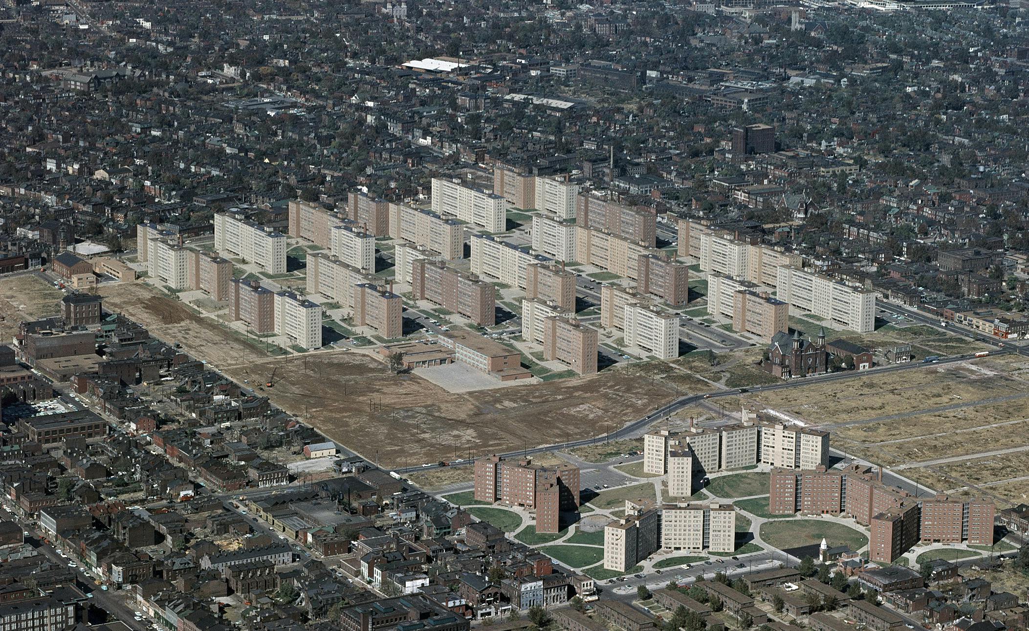 Il concetto di città-macchina è qualcosa che doveva avere  solo ciò che era necessario per il suo funzionamento e per raggiungere questo obiettivo, le funzioni urbane sono state prima isolate e poi collocate in spazi fisici distinti.