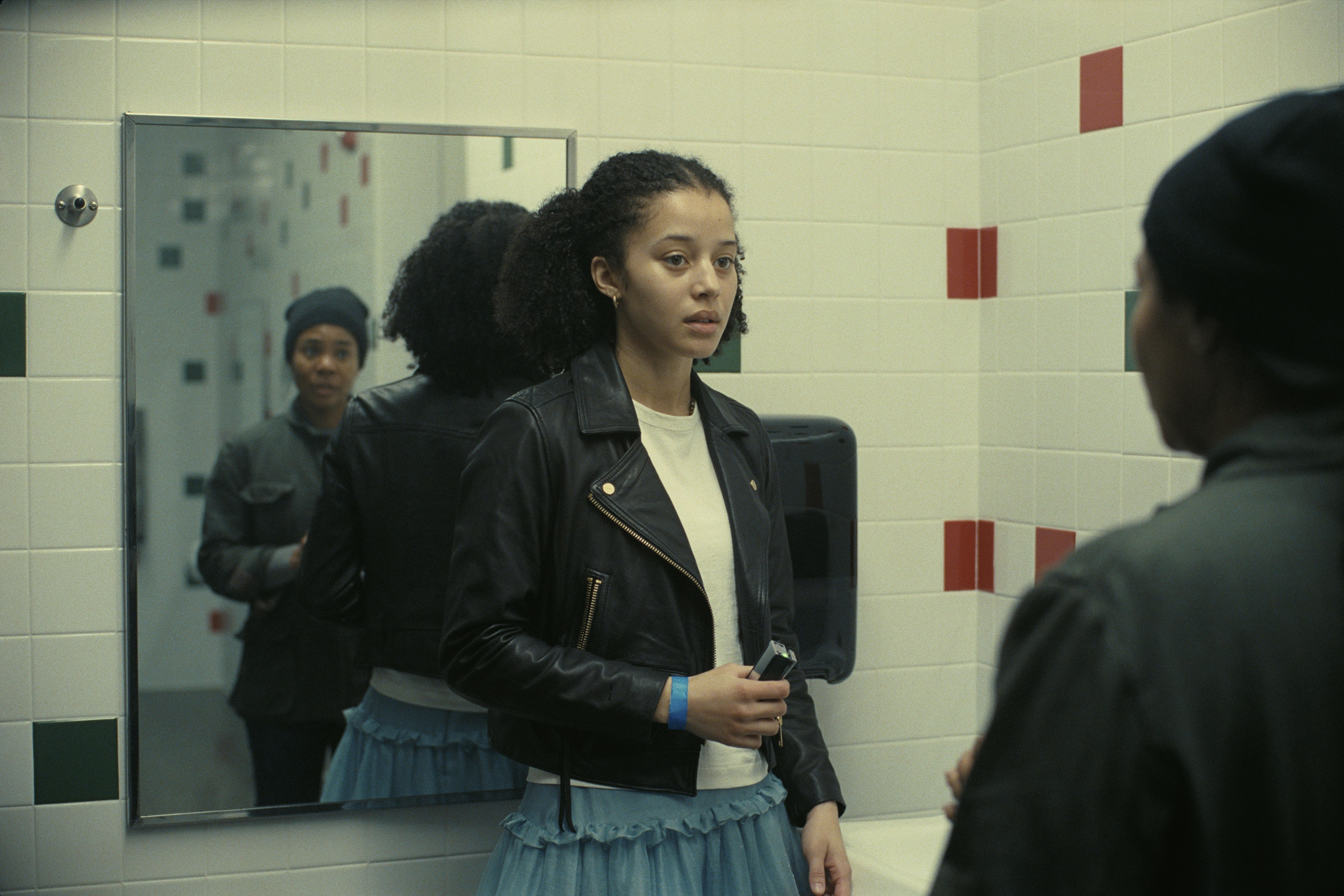 Chase Infiniti als Willa Ferguson and Regina Hall als Deandra in “One Battle After Another” // © Warner Bros. Pictures