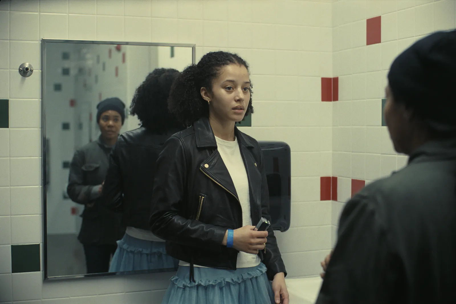 Chase Infiniti als Willa Ferguson and Regina Hall als Deandra in “One Battle After Another” // © Warner Bros. Pictures