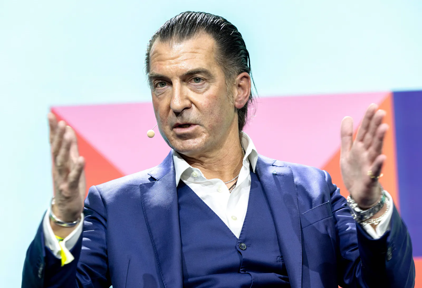 Burda-CEO Philipp Welte im blauen Anzug mit Weste.