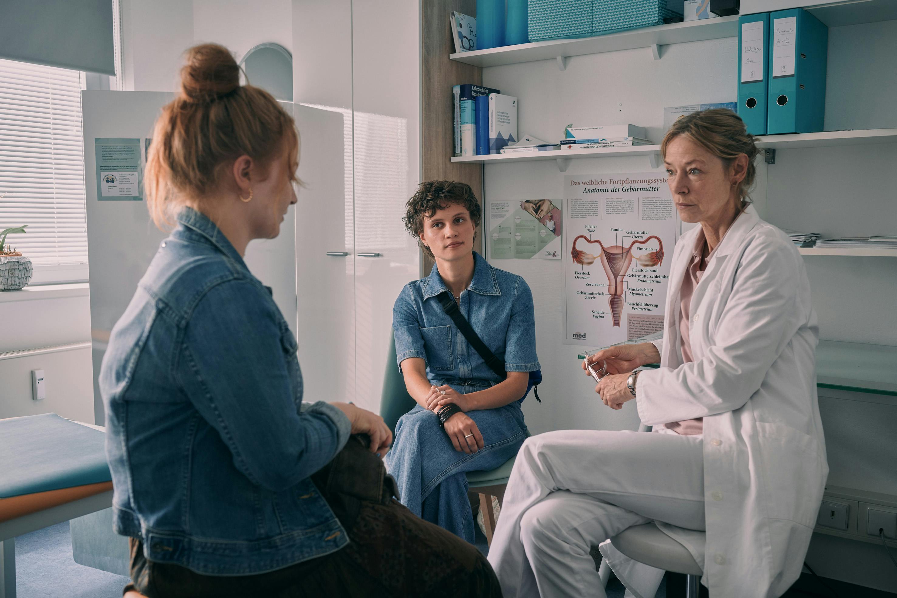 Dania (Nicola Magdalena Lüders), Lara Becker (Luna Jordan) und Dr. Schöller-Hahnfeld (Jenny Schily) in deren Praxis // © MDR/Adrian Gross