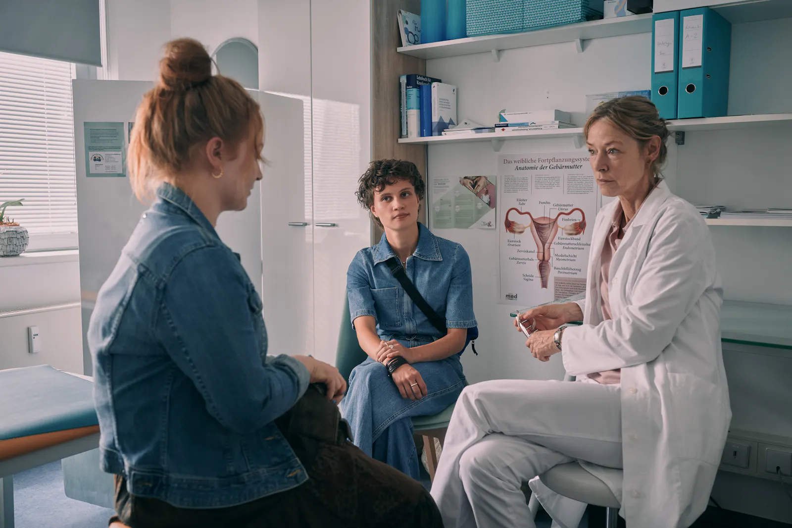 Dania (Nicola Magdalena Lüders), Lara Becker (Luna Jordan) und Dr. Schöller-Hahnfeld (Jenny Schily) in deren Praxis // © MDR/Adrian Gross