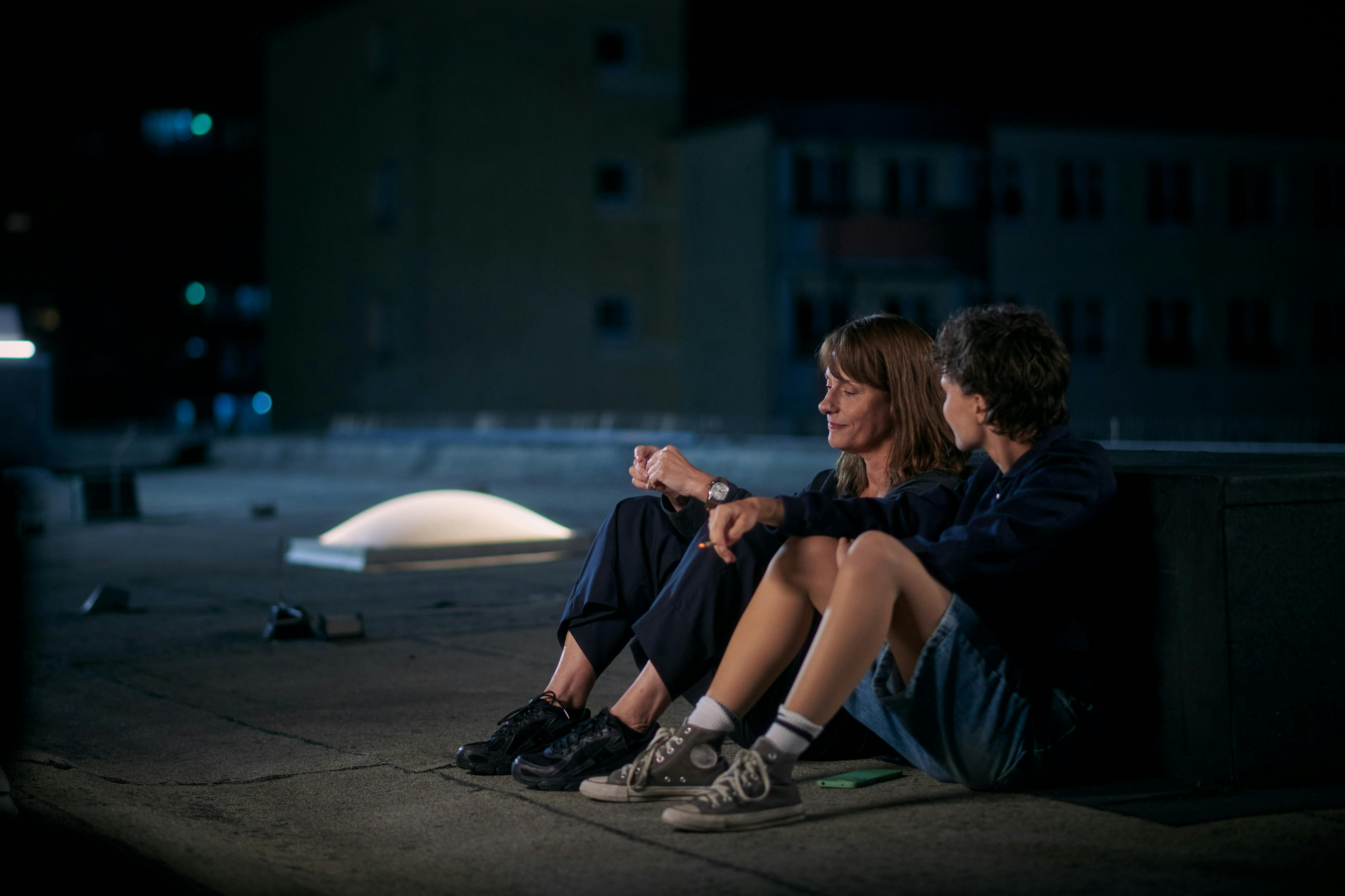 Ein Gespräch #3: Doreen Brasch (Claudia Michelsen) unterhält sich auf Augenhöhe mit Lara Becker (Luna Jordan) // © MDR/Felix Abraham