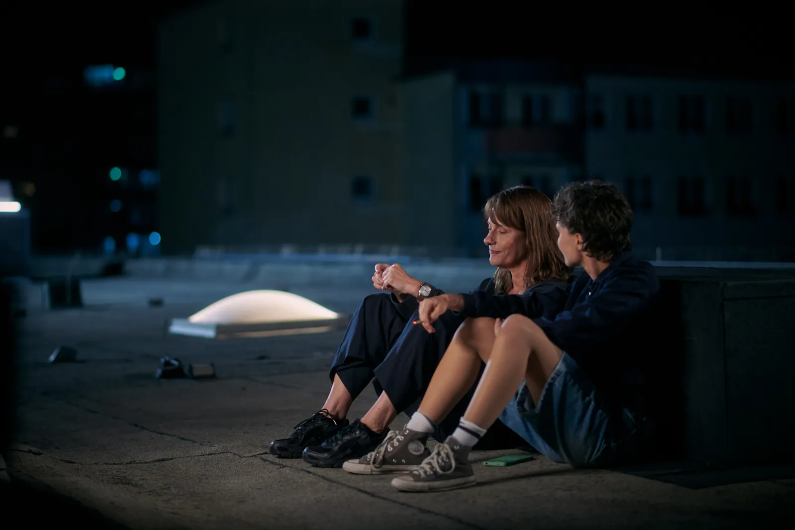Ein Gespräch #3: Doreen Brasch (Claudia Michelsen) unterhält sich auf Augenhöhe mit Lara Becker (Luna Jordan) // © MDR/Felix Abraham
