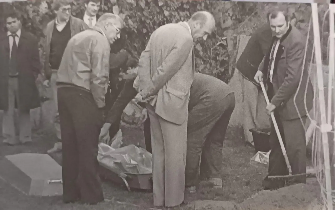Die Ermittler am Tatort auf der Suche nach den Einzelteilen von Christines Körper. Foto: Krone Archiv