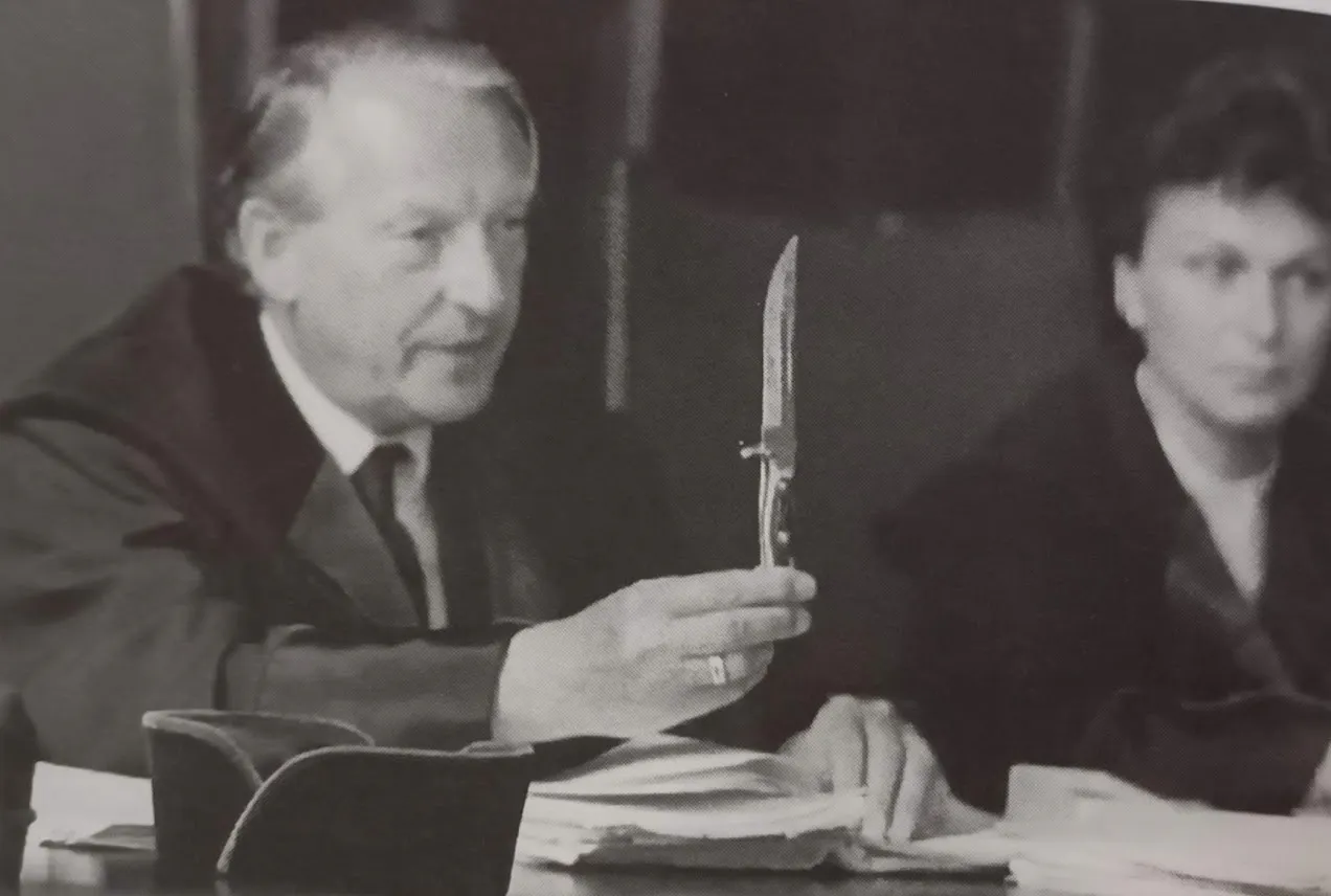 Der Richter zeigt das Tatwerkzeug: Ein Jagdmesser: Foto: Krone Archiv