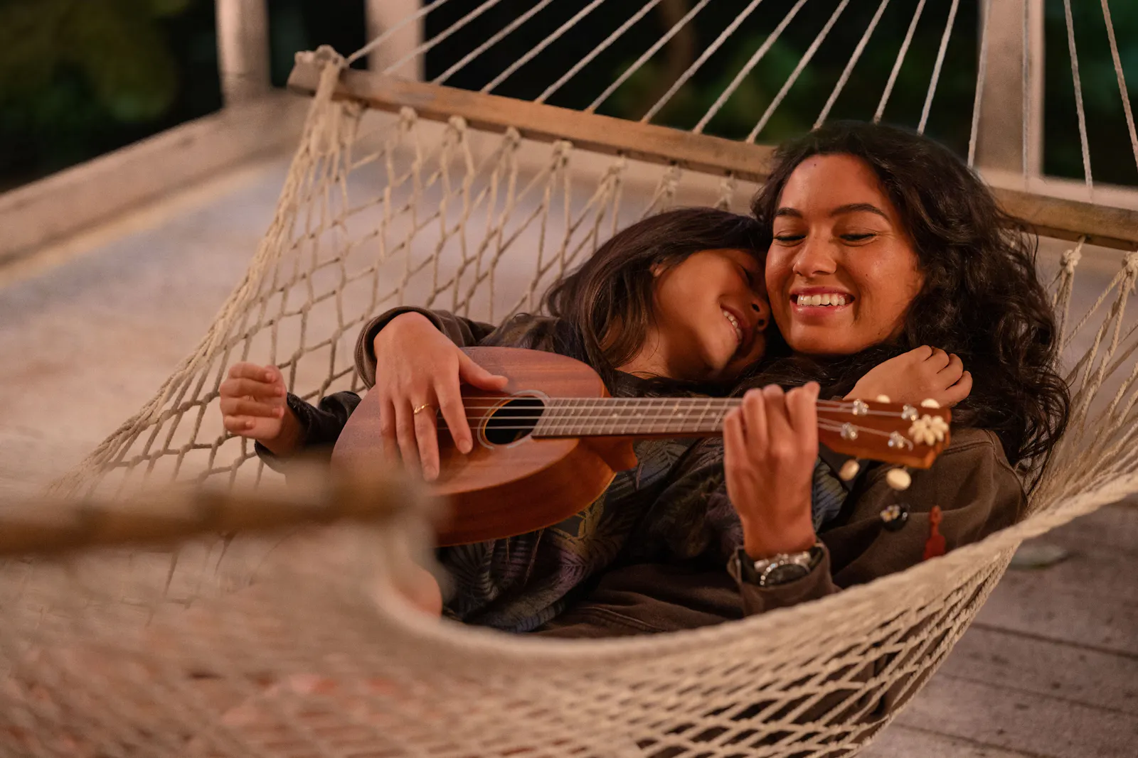 Lilo (Maia Kealoha) und Nani (Sydney Agudong)in Walt Disney Pictures Lilo und Stitch