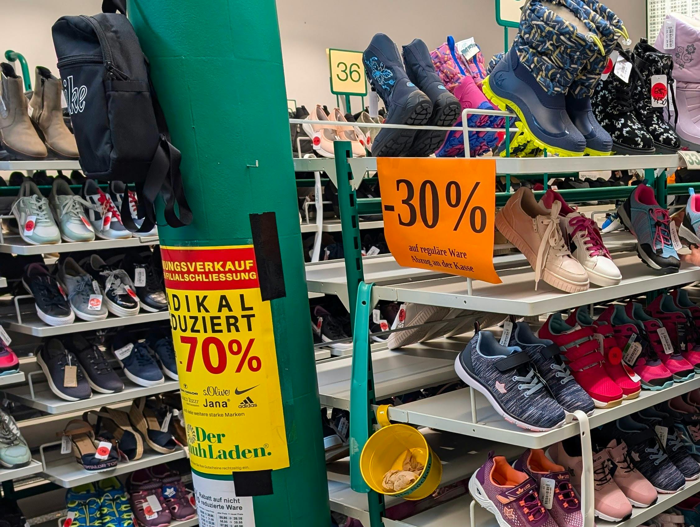 Im SchuhLaden am Ostendplatz läuft der Ausverkauf.