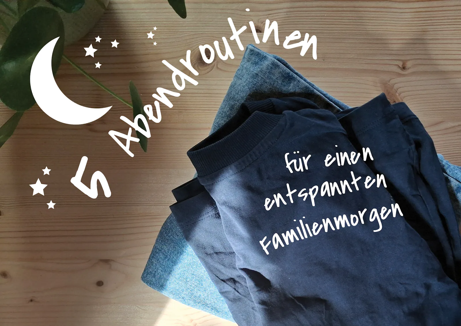 Ein Stapel Anziehsachen am Abend vorbereitet für einen entspannten Start in den Familienmorgen - Familienroutinen