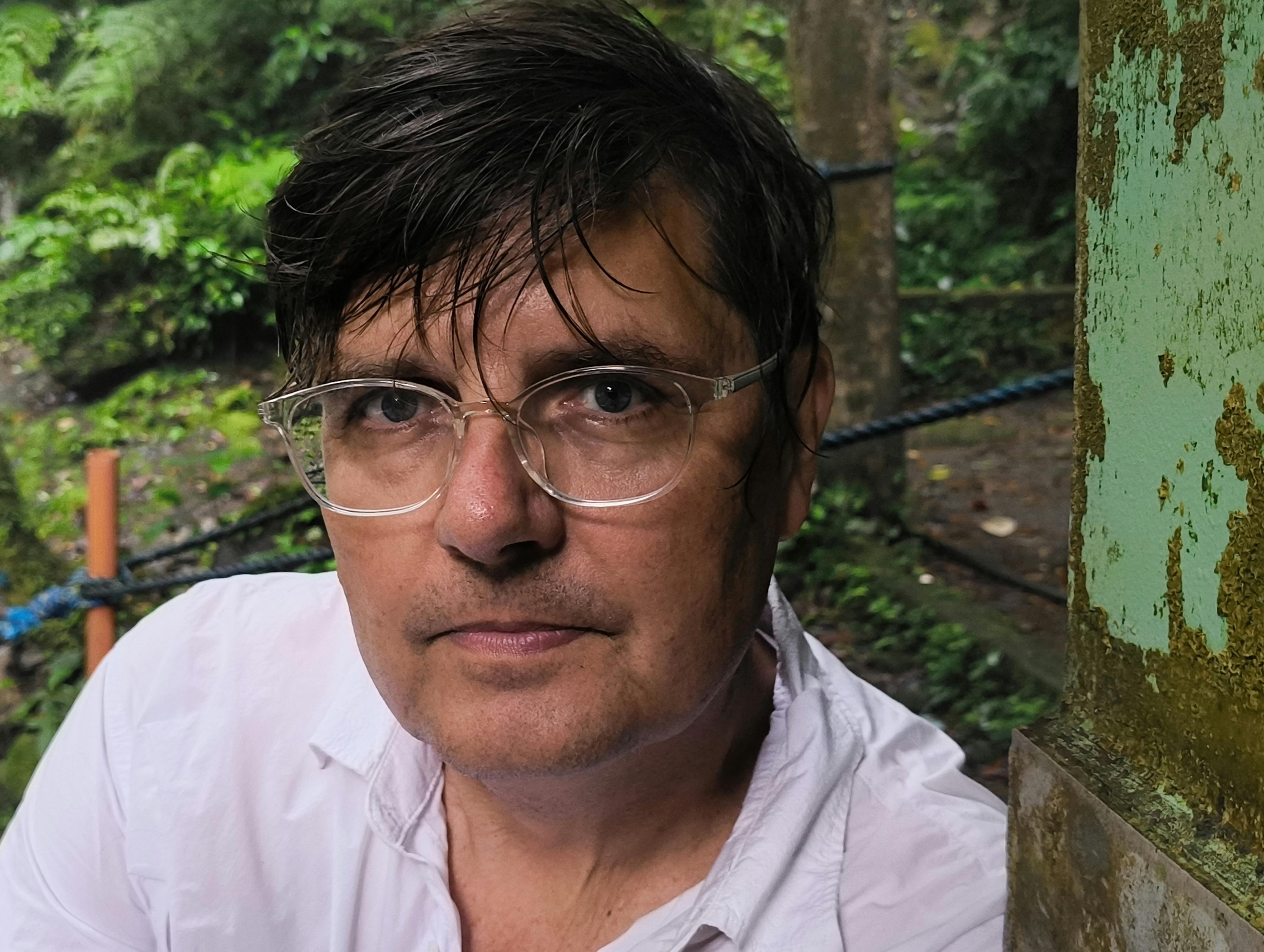 Following our story about suicide in Vietnam, we have another story on this topic. Axel Timo Purr, editor and author at Literatur.Review, shares with us a true story from the Bavarian Alps about a hut keeper who has had enough of the modern world.