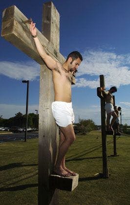 Evangelikale Knallköpfe spielen Kreuzigung in Georgia, USA.