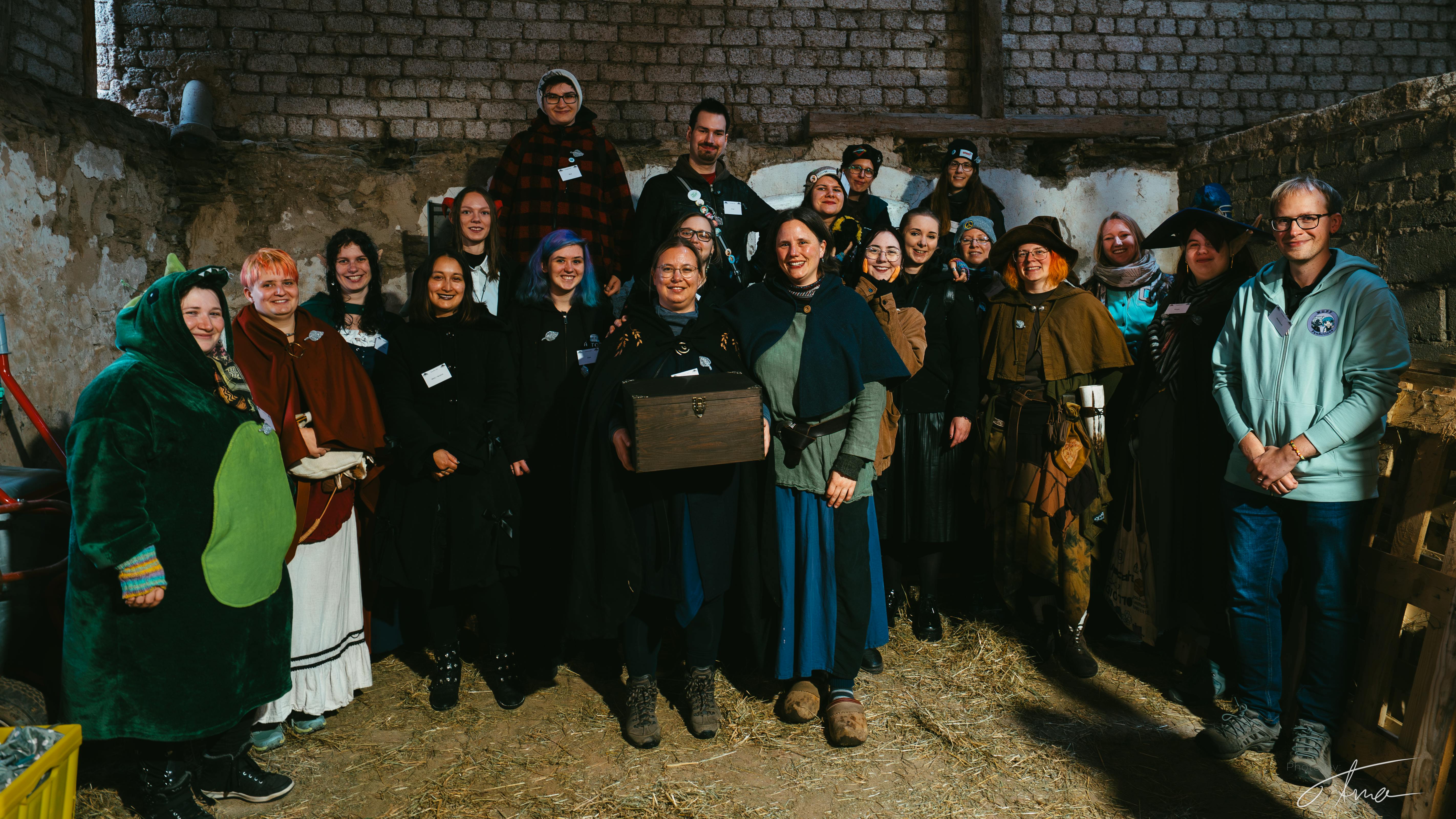 Ein Gruppenbild aller am Buchprojekt beteiligten Personen, aufgenommen in der Scheune auf der inoffiziellen Thaya Con in Eschbach.