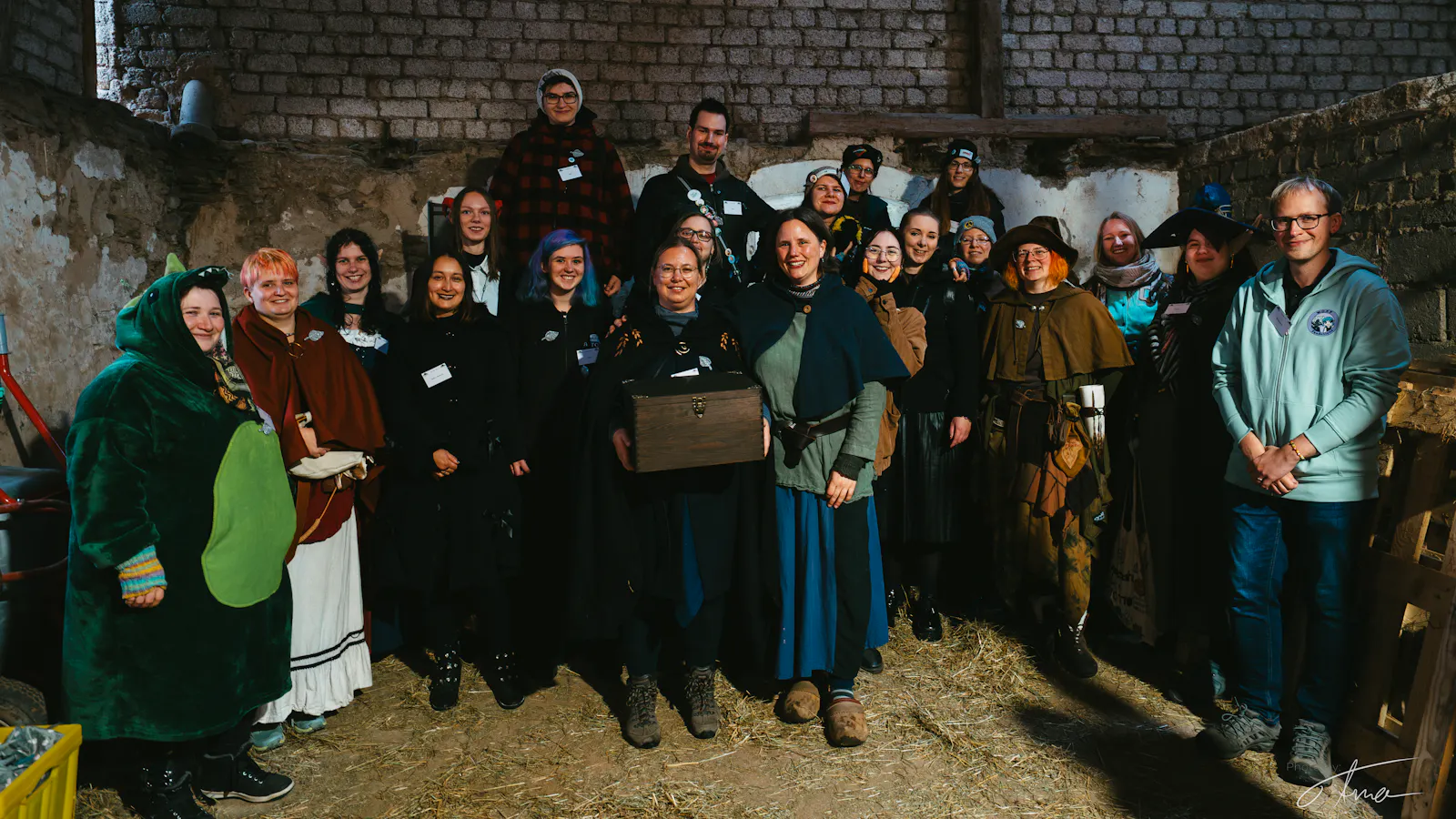 Ein Gruppenbild aller am Buchprojekt beteiligten Personen, aufgenommen in der Scheune auf der inoffiziellen Thaya Con in Eschbach.