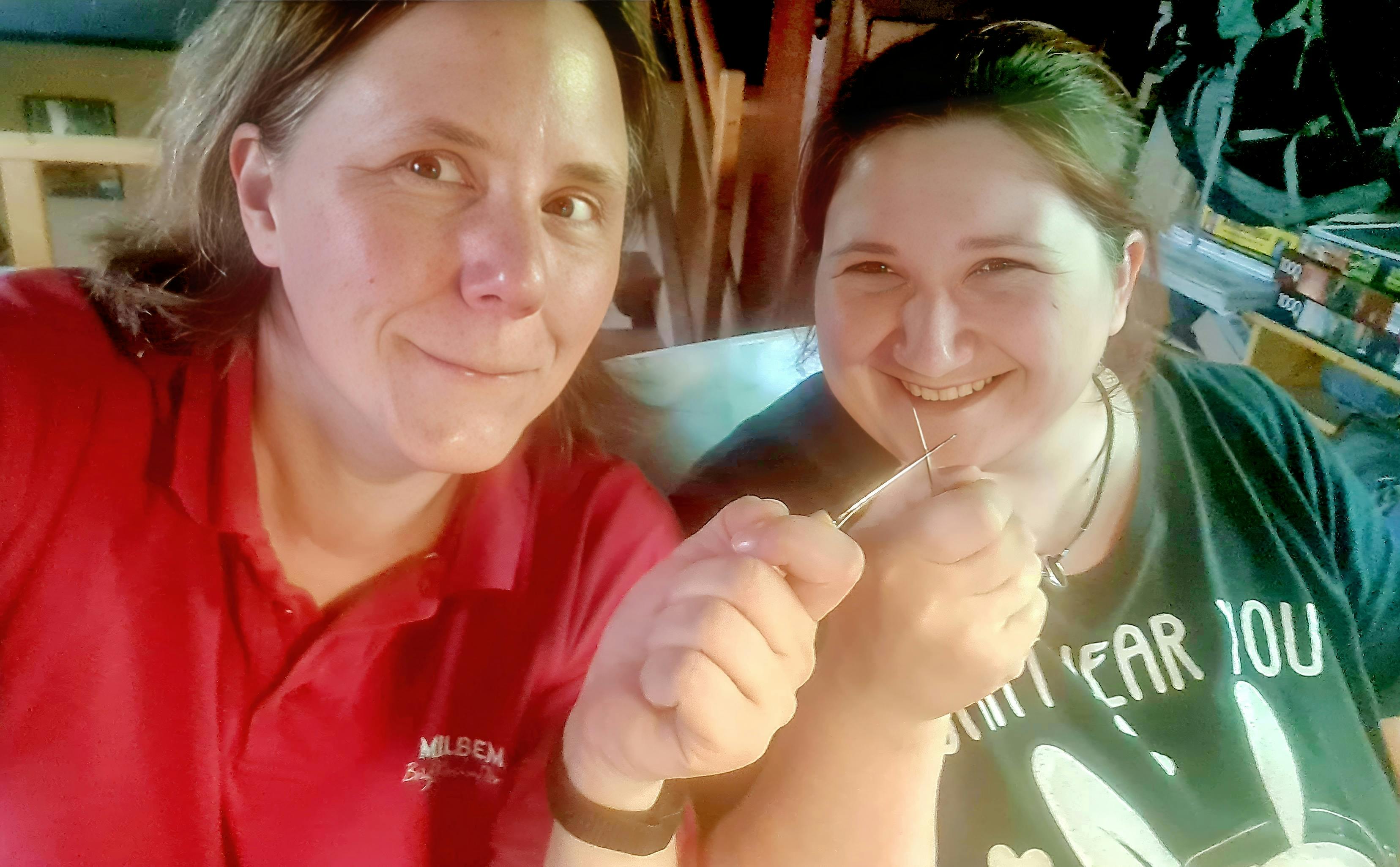 Judith und Nera machen ein Selfie.