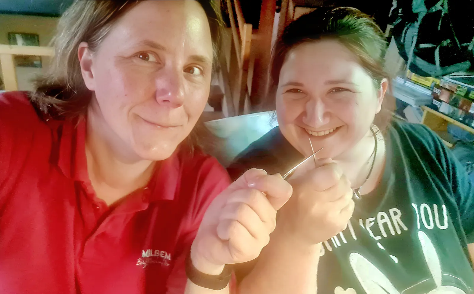 Judith und Nera machen ein Selfie.