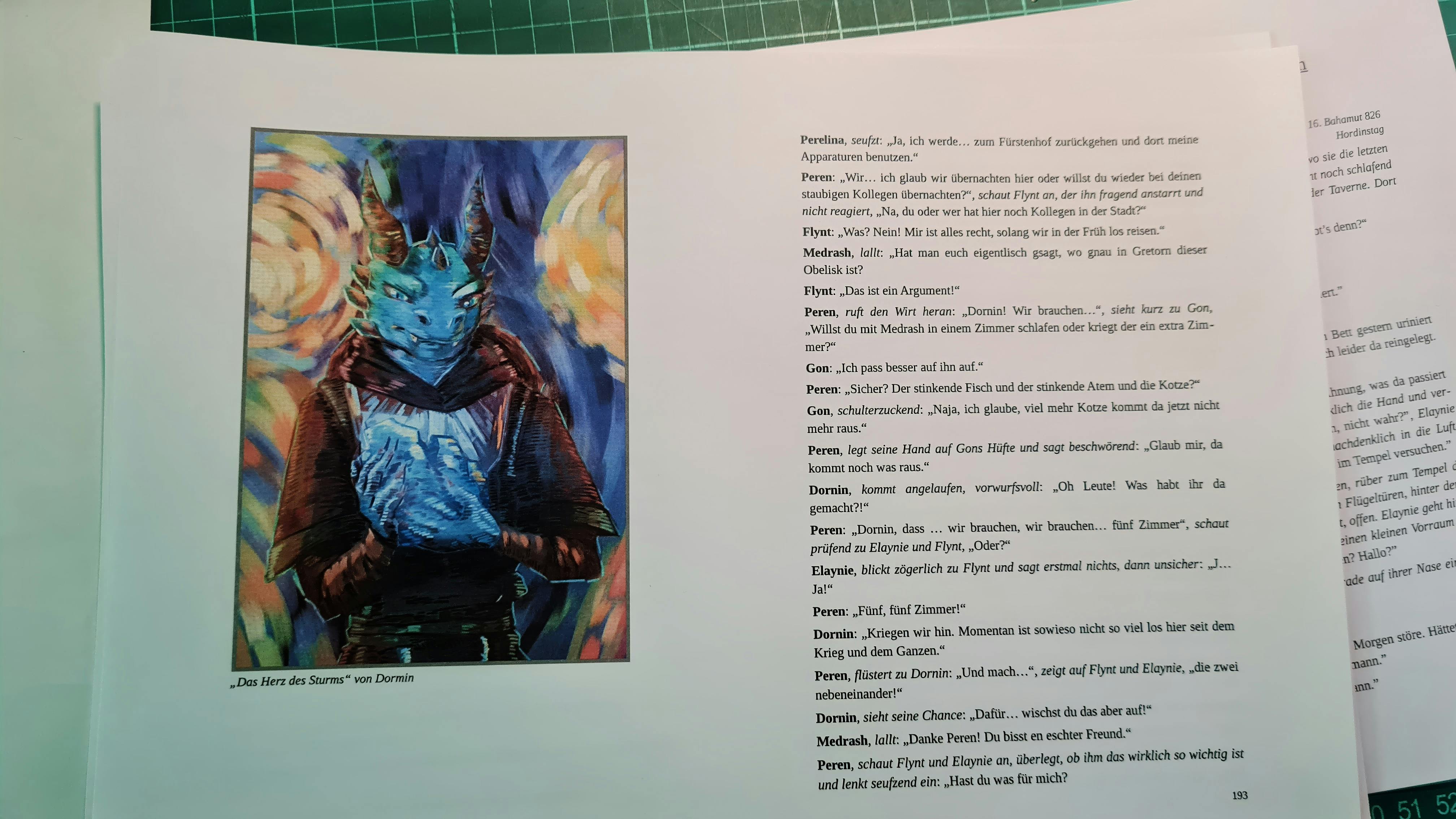 Ein Blick ins fertige Buch. Auf der linken Seite ist ein Medrash Fanart zu sehen, rechts das Transkript einer Szene.