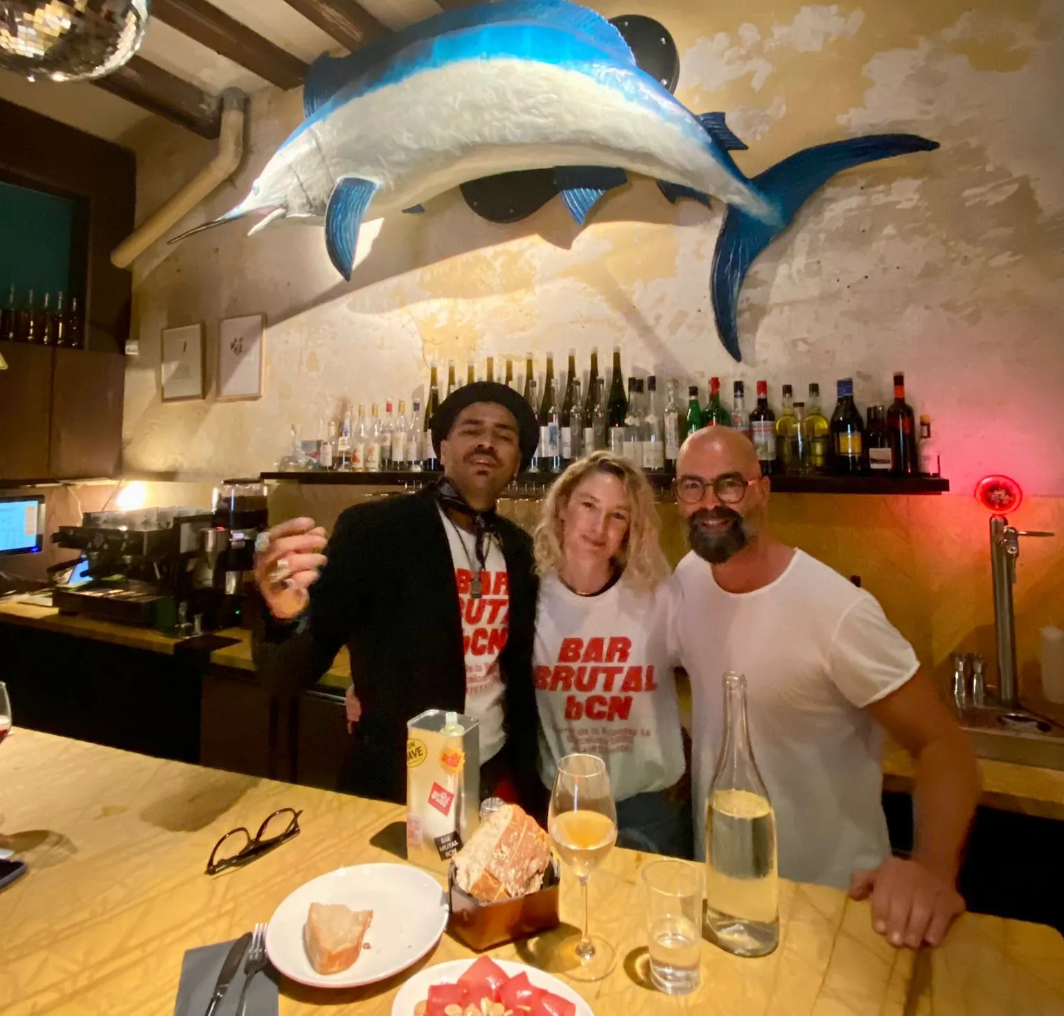 Blauer Schwertfisch hängt an der Wand, Menschen stehen davor in der Bar Brutal in Barcelona