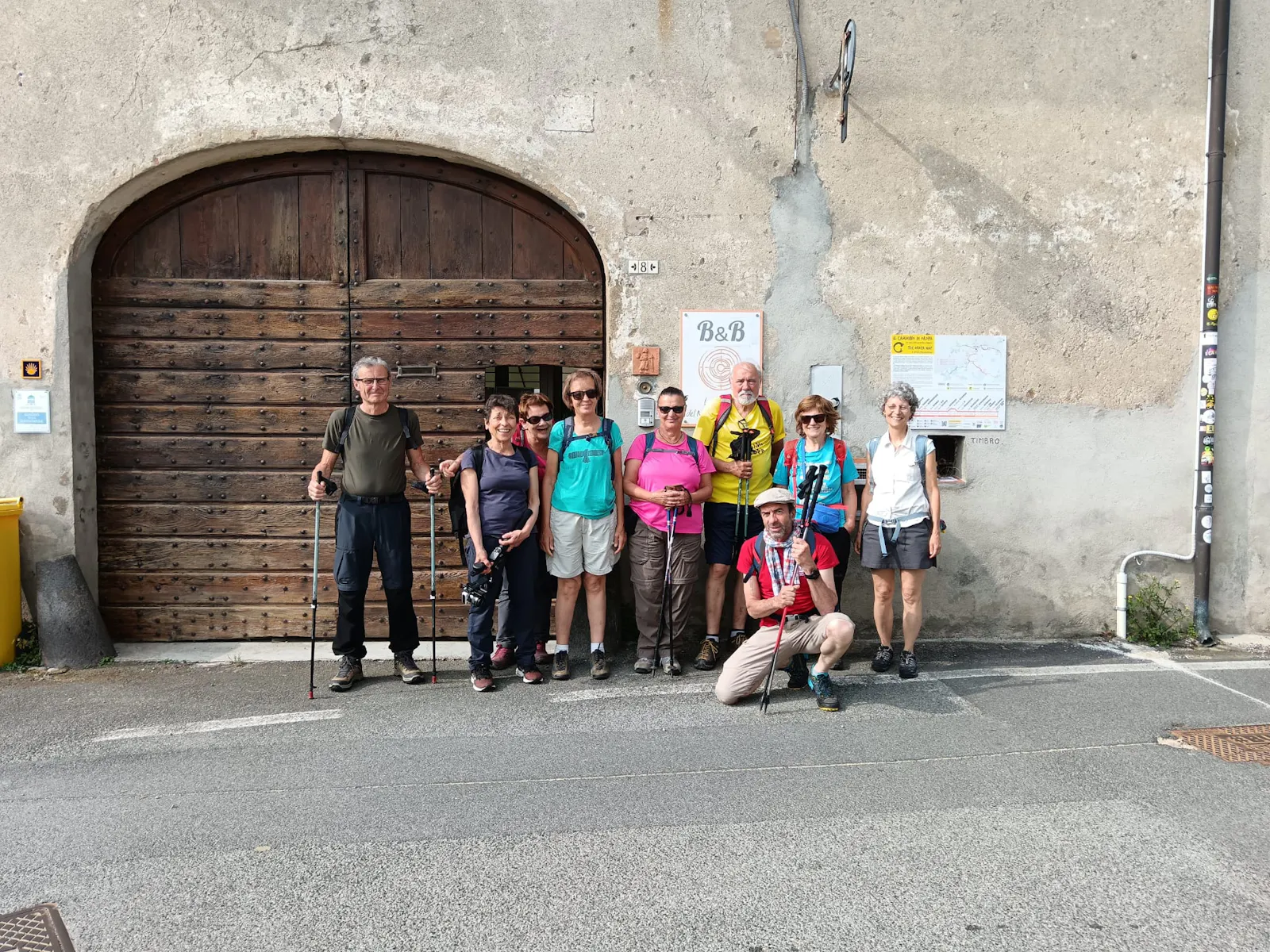 Foto del gruppo di Senza Tremori che a giugno 2025 ha fatto il Cammino di Oropa per sensibilizzare sulle malattie neurodegenerative. Foto di fronte al portone della Casa del Movimento Lento, Roppolo (BI)