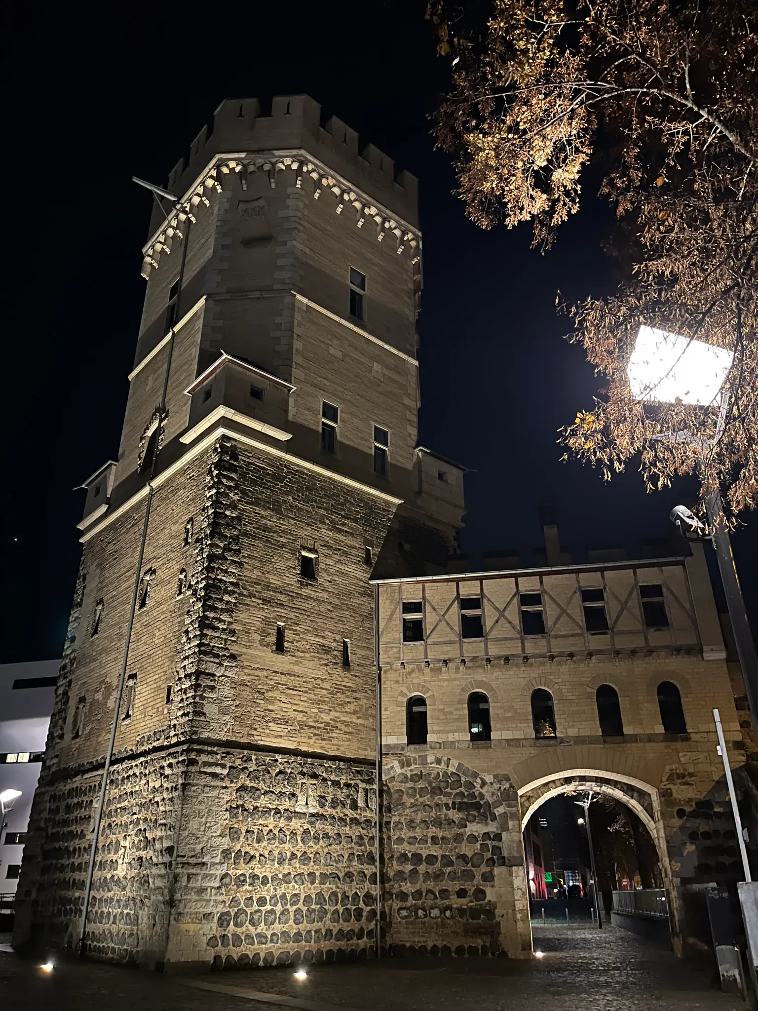 Der Bayenturm bei Nacht in Köln