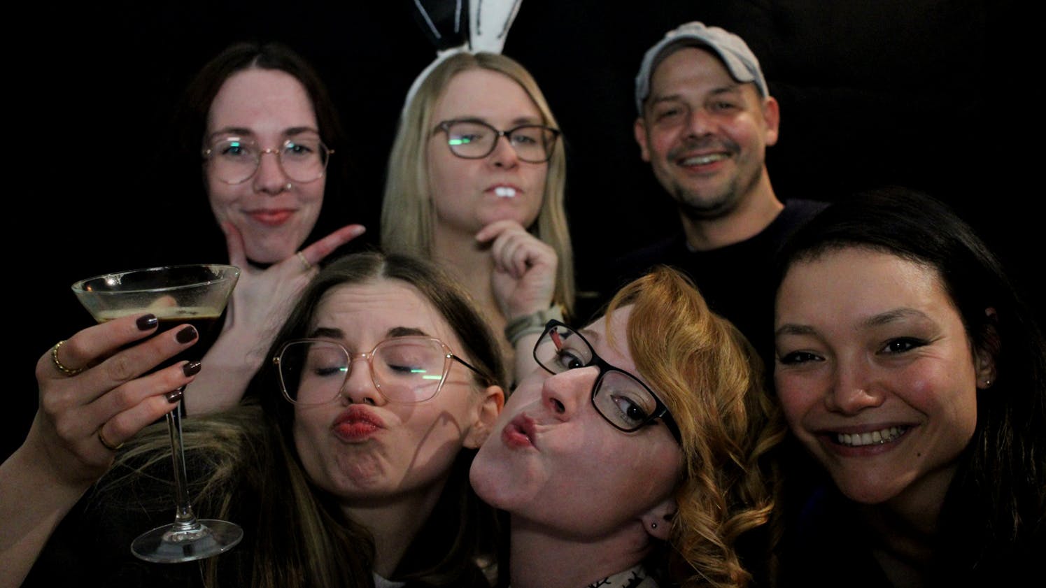 von links oben nach rechts unten:
Julia, Carina, Marcel, Susa, Stephie und Rubina in der Fotobox.