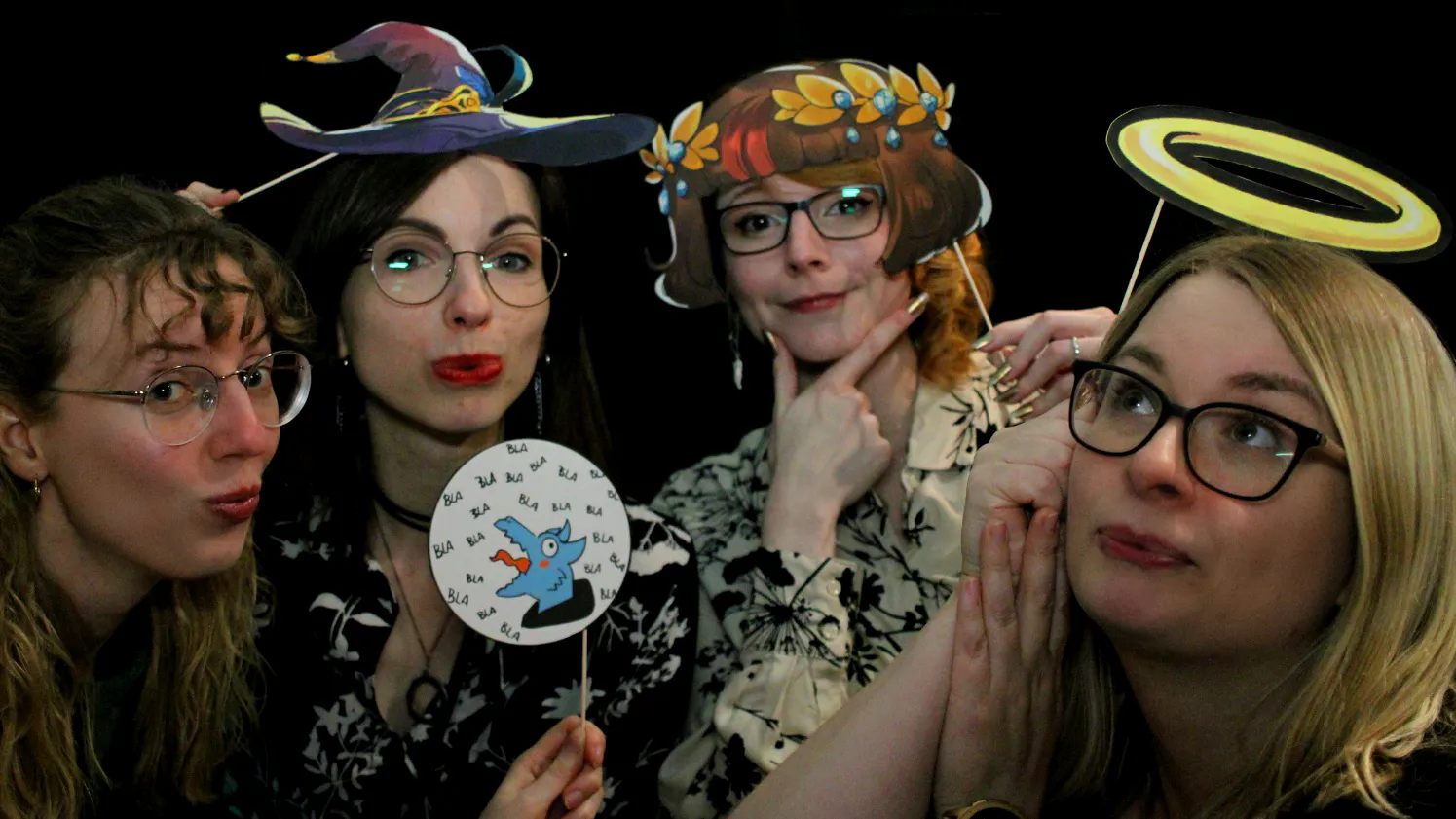 Kiki, Franzi, Stephie und Carina posieren fĂŒr unsere Fotobox.