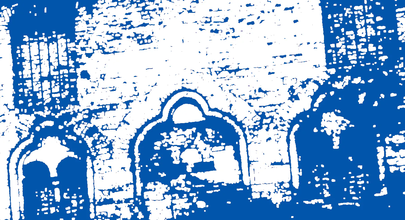Romanische Fassade mit drei romanische Fenstern in blau und weiß postarisiert.