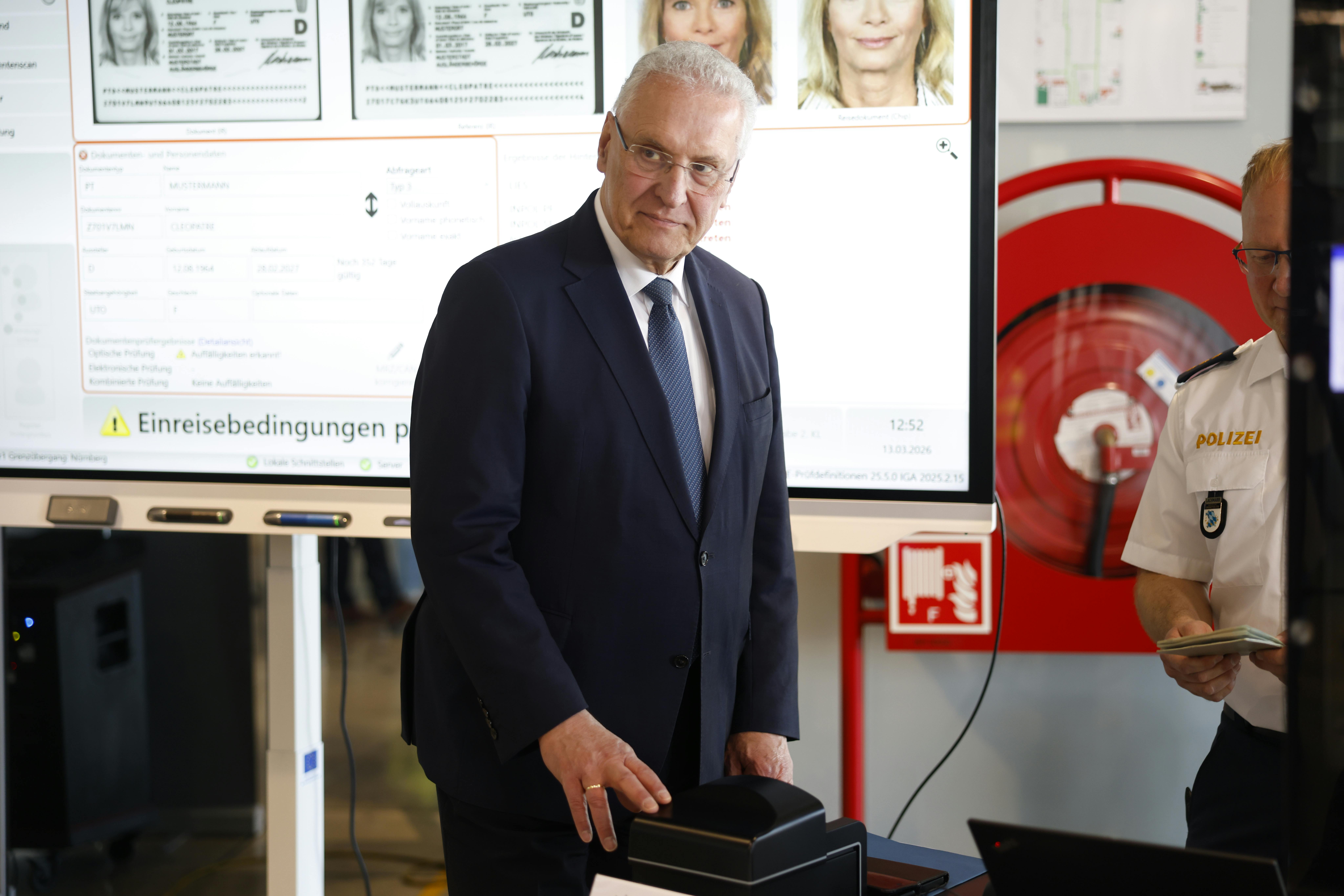 Joachim Herrmann hat am Freitag am Flughafen Nürnberg das neue EU-Ein- und Ausreisesystem (EES) der Bayerischen Polizei vorgestellt.