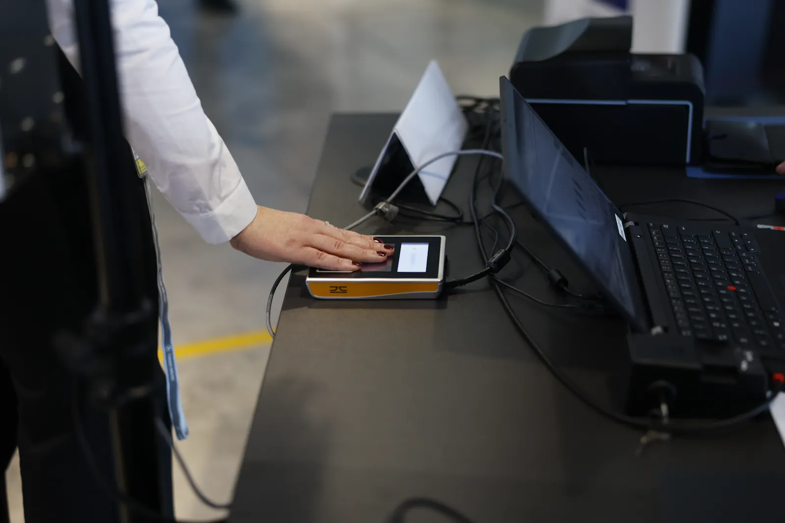 Mit dem System wird die Identitätsprüfung verbessert, Identitätsbetrug erschwert, und besser nachvollziehbar, wie lange sich Personen im Schengenraum aufgehalten haben und ob die erlaubte Aufenthaltsdauer überschritten wurde.
