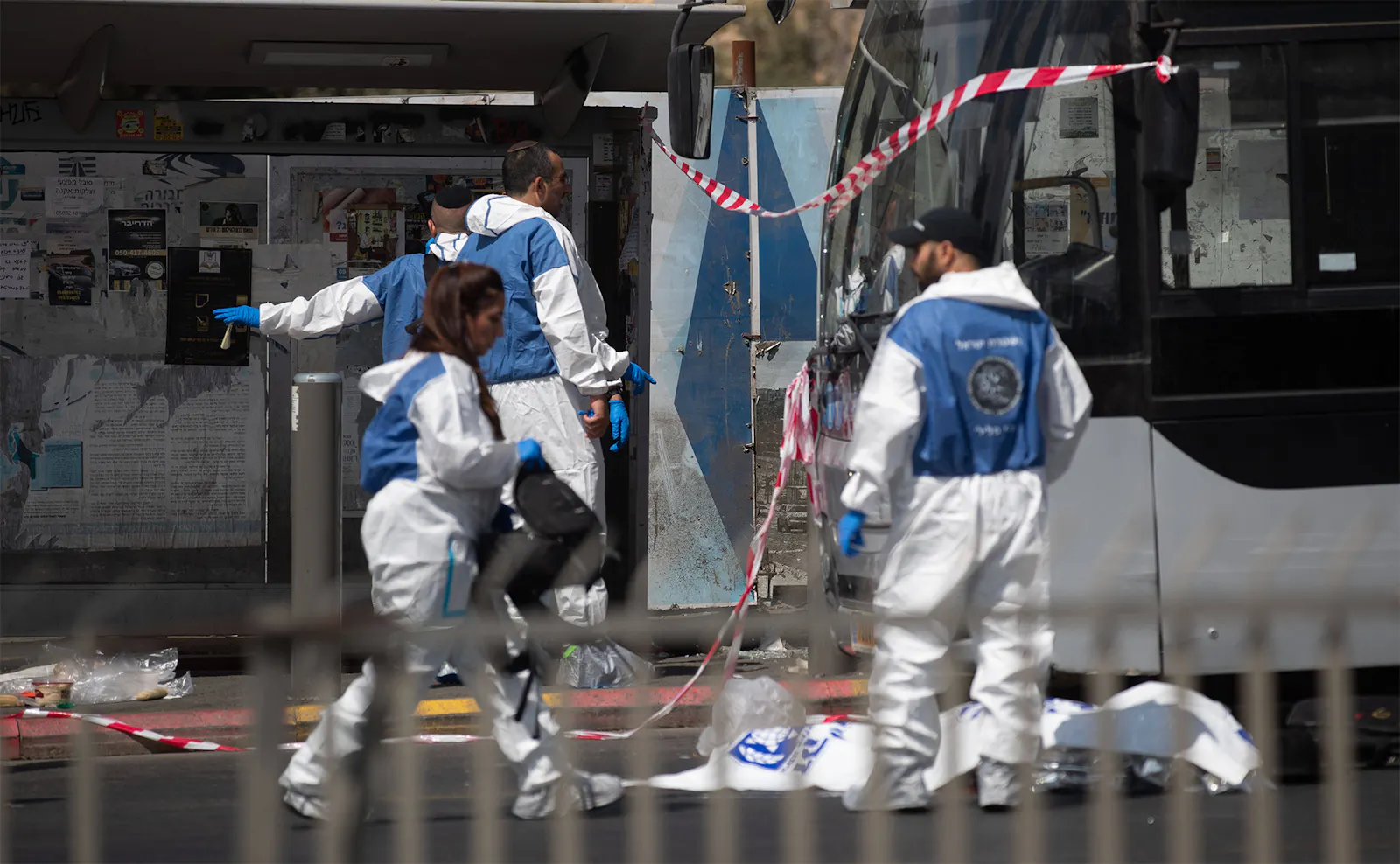 Forensiker untersuchen den Tatort des Attentats.