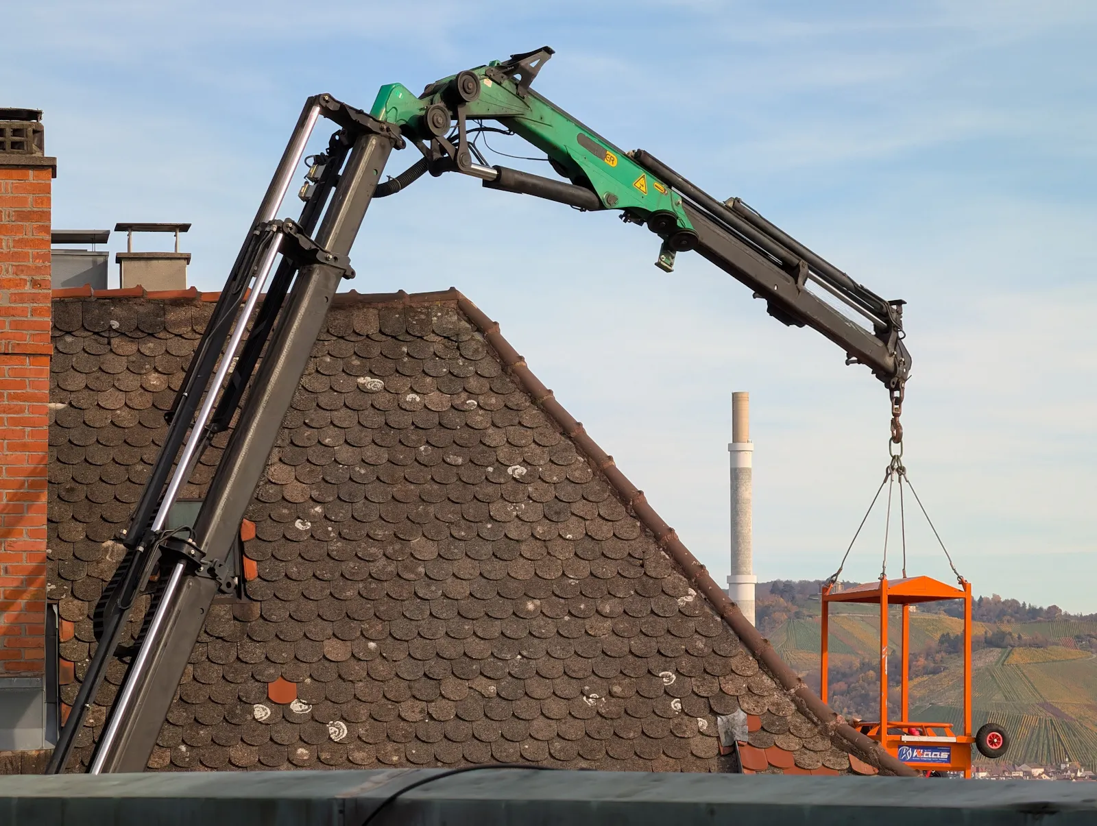 So ein Kran mit Arbeitskorb braucht Platz. Wenn dafür Parkplätze auf der Straße gesperrt werden müssen, werden „Sondernutzungsgebühren” fällig. Foto: Jürgen Brand