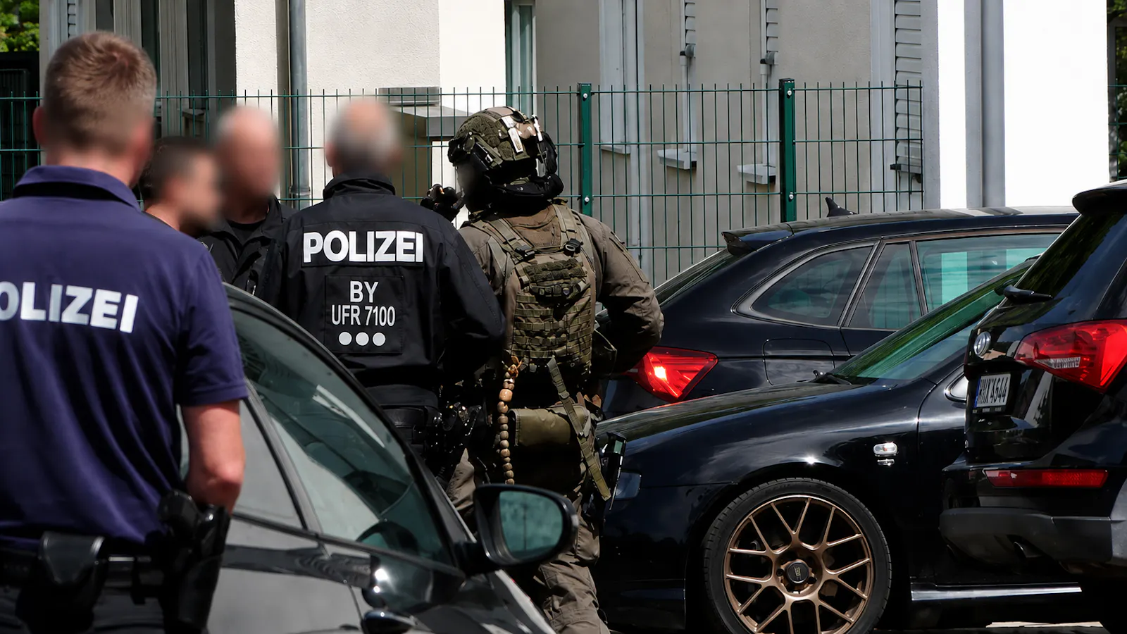 Beamte des Spezialeinsatzkommandos (SEK) stürmten die Wohnung. Foto: Pascal Höfig/News5