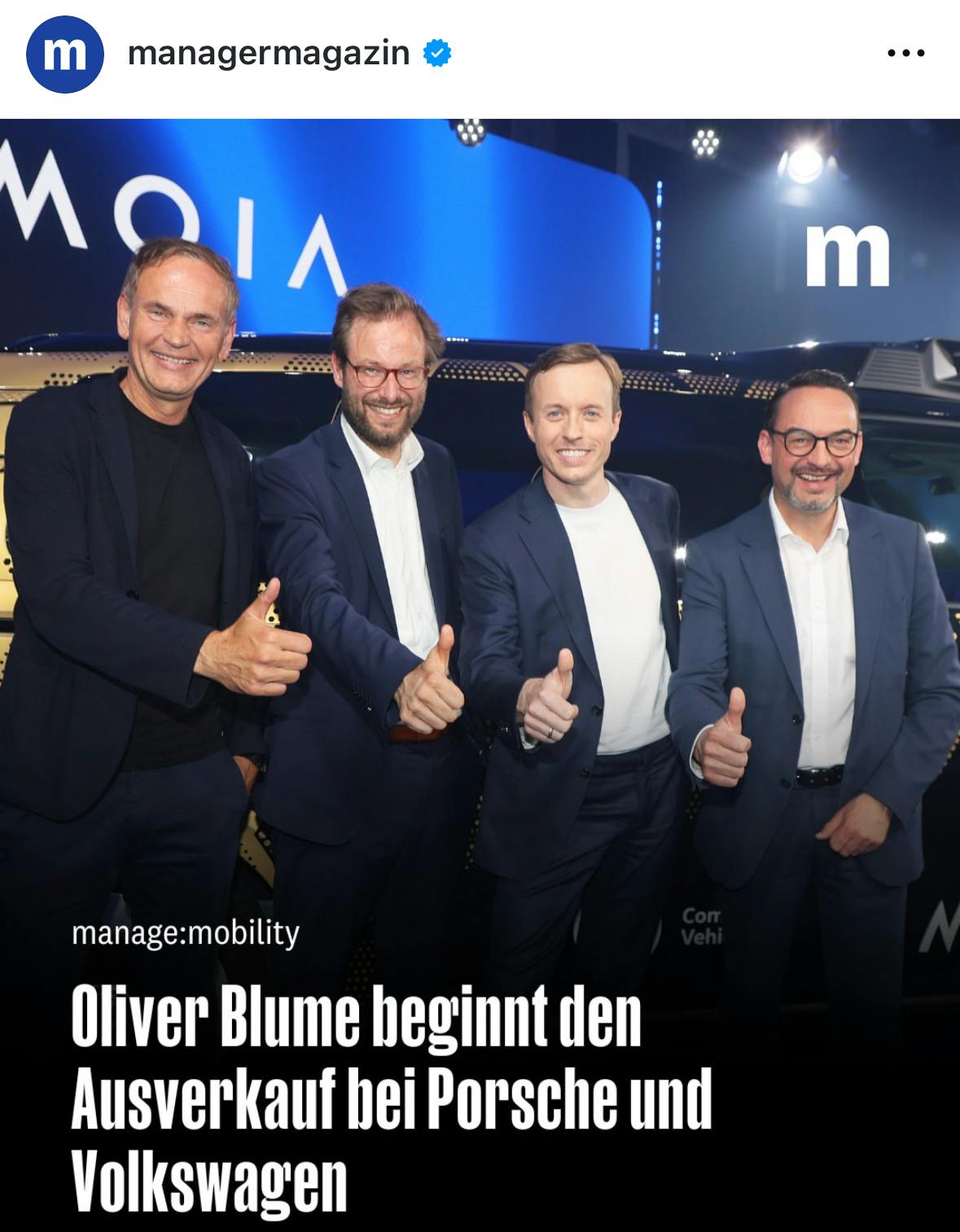 Vier Männer stehen vor einem MOIA Fahrzeug und halten den Daumen hoch.