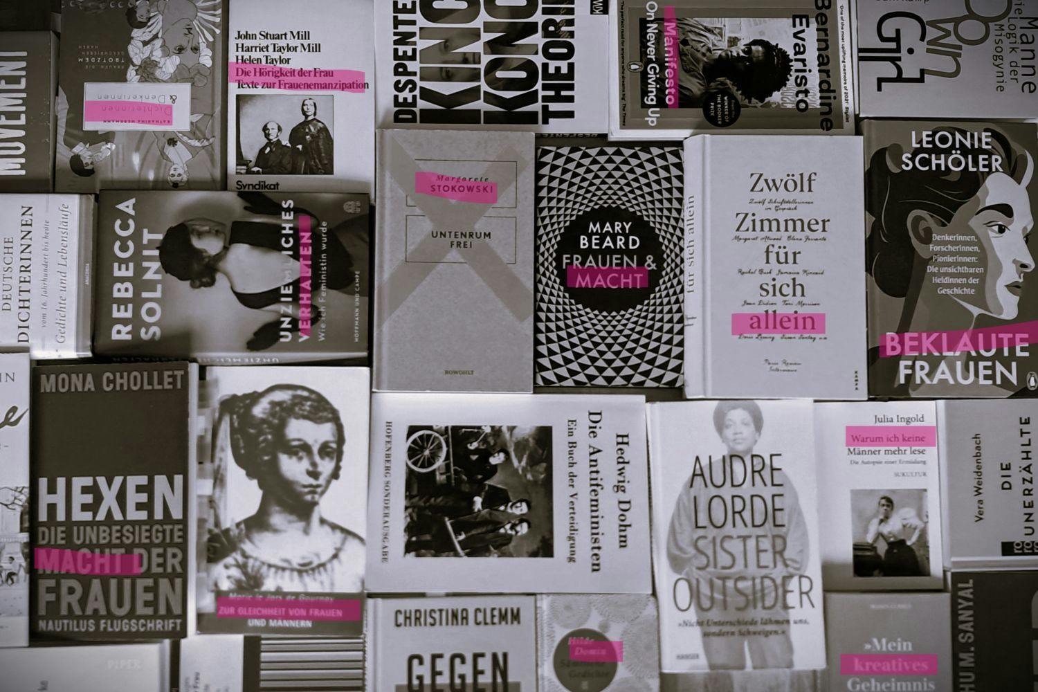 Verschiede Bücher in schwarz weiß mit pinken markierungen wie von einem Neonmarker.