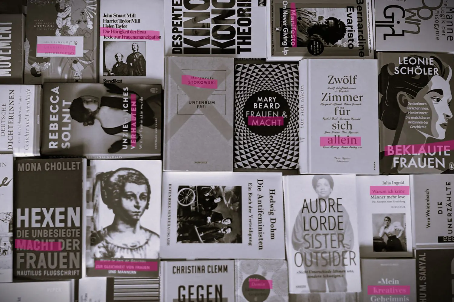 Verschiede Bücher in schwarz weiß mit pinken markierungen wie von einem Neonmarker.