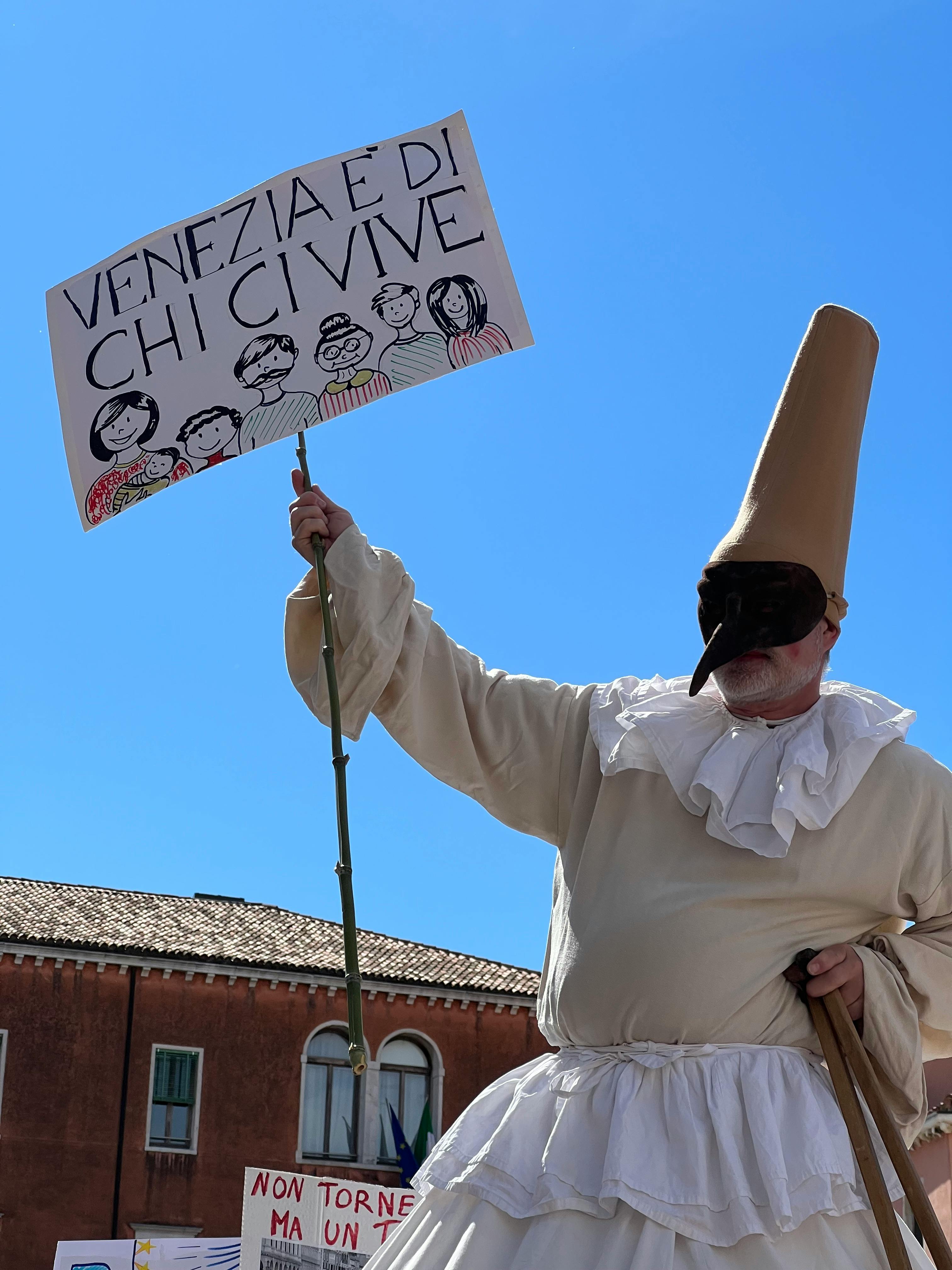 "Venedig gehört denjenigen, die hier leben" steht auf diesem Transparent