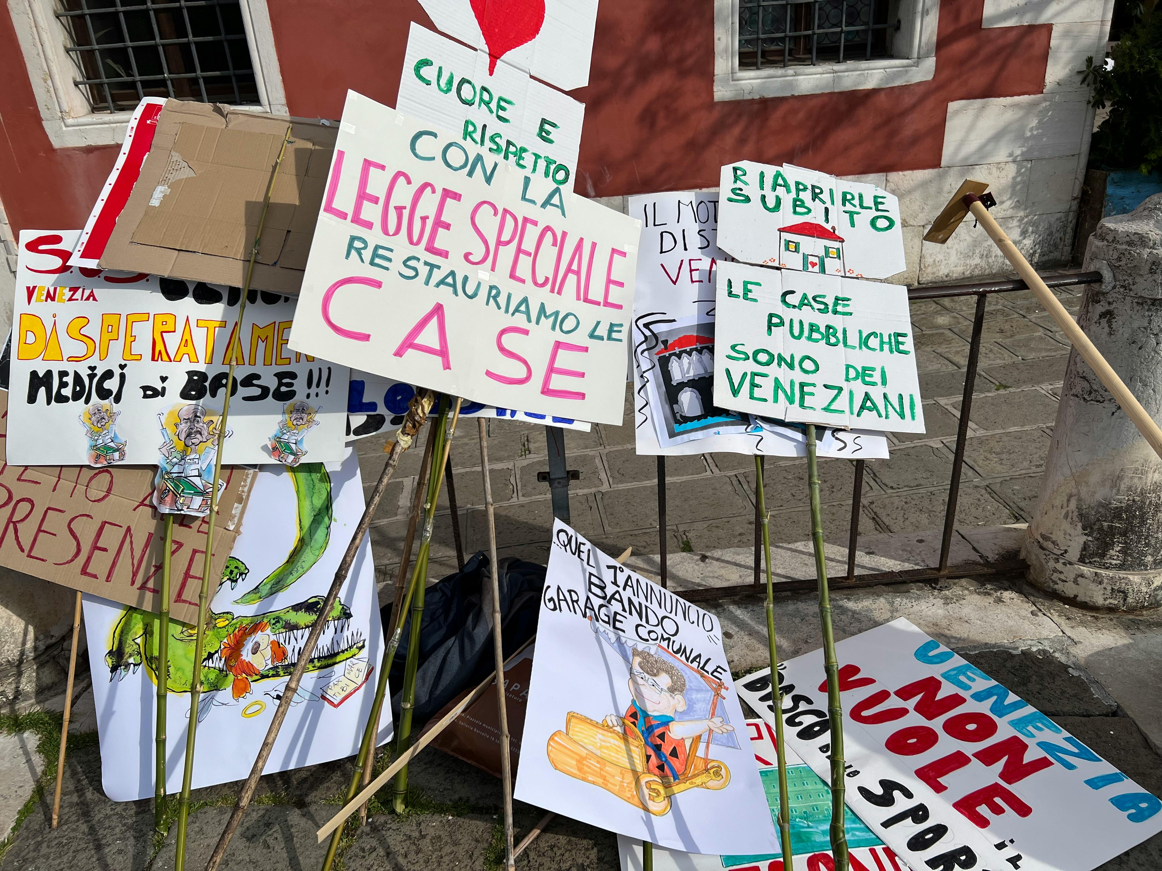 Transparente am Ende der Demonstration