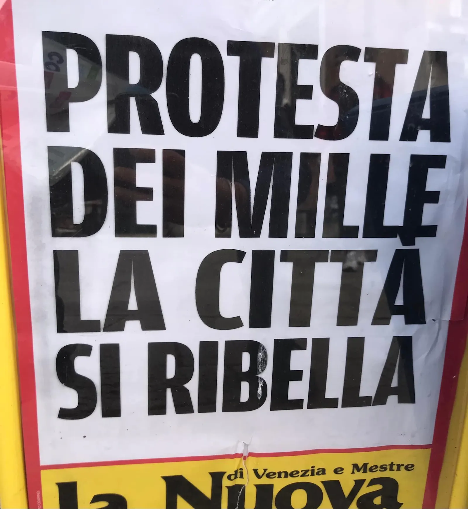Protest der Tausend. Die Stadt rebelliert - lautet die Zeitungsüberschrift der Nuova.