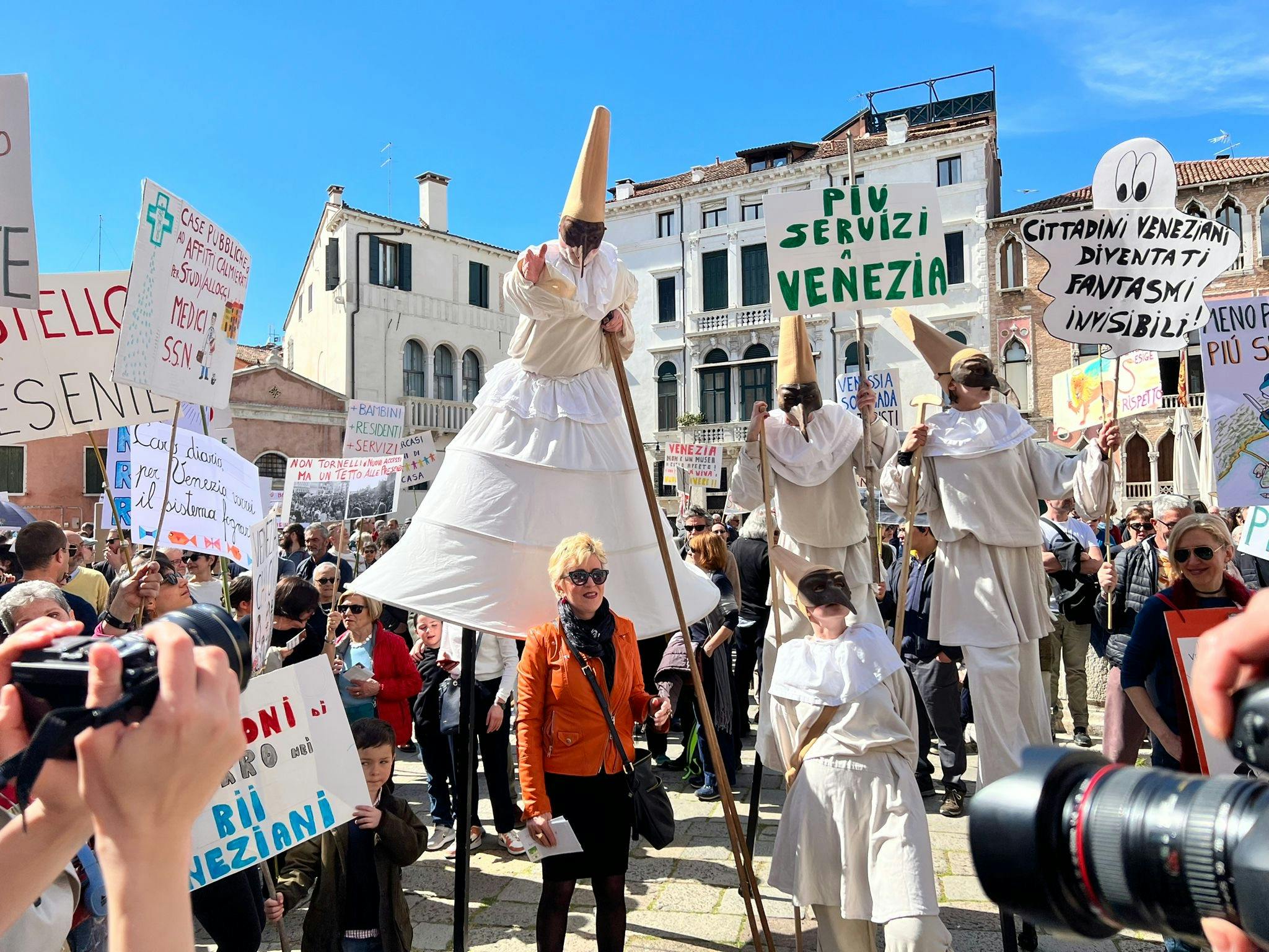 Durch die Stelzenläufer wurde die Demonstration noch venezianischer