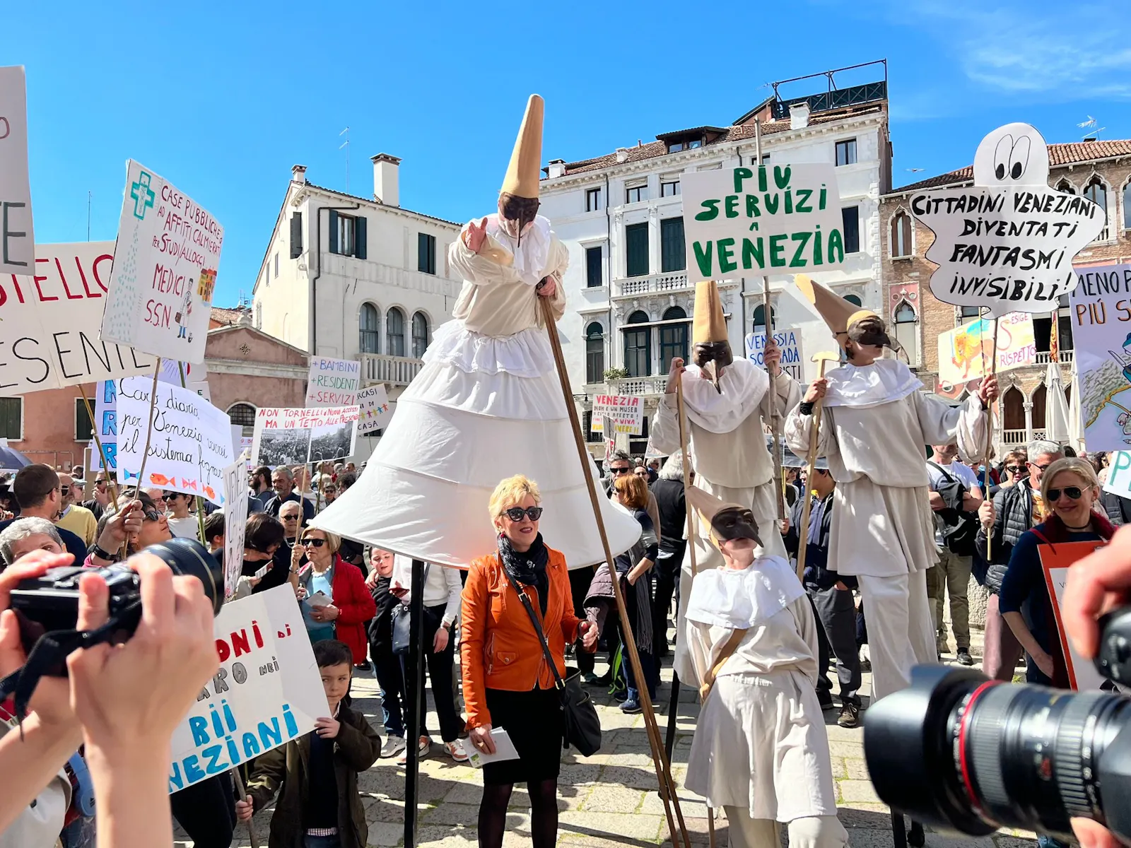 Durch die Stelzenläufer wurde die Demonstration noch venezianischer
