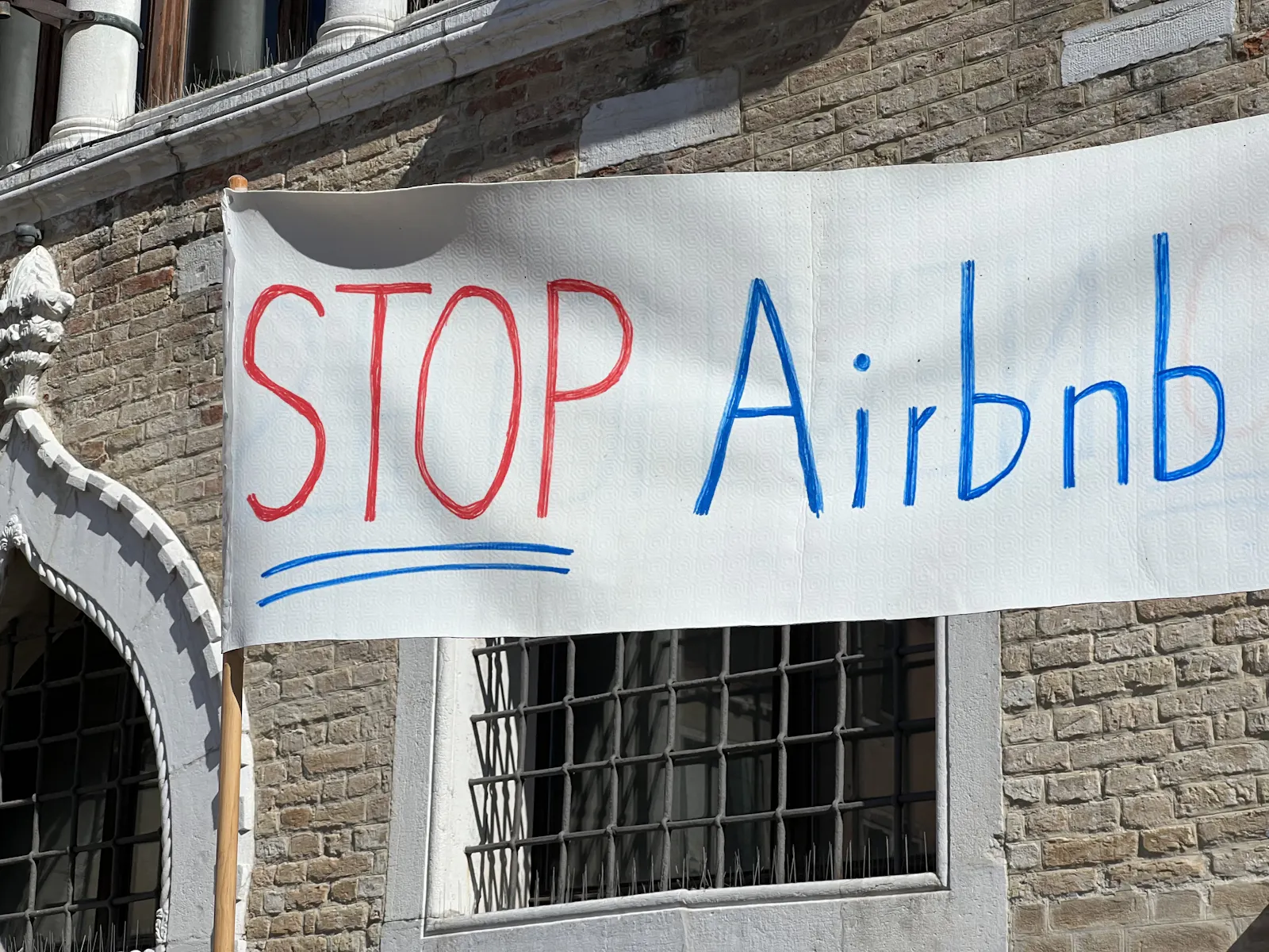 Stop-Airbnb steht auf einem Plakat