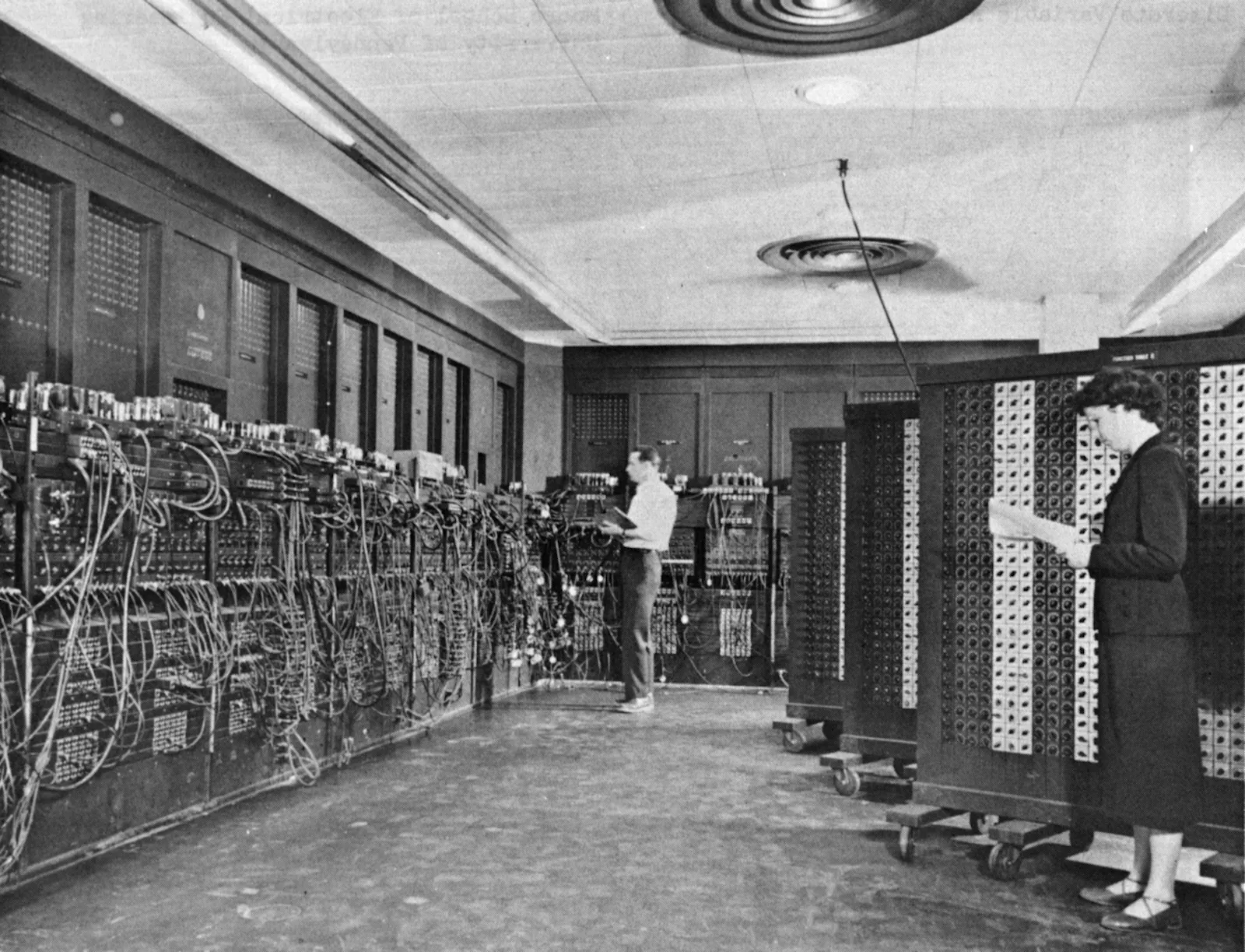 Schwarz-weiß Foto des ENIAC.
