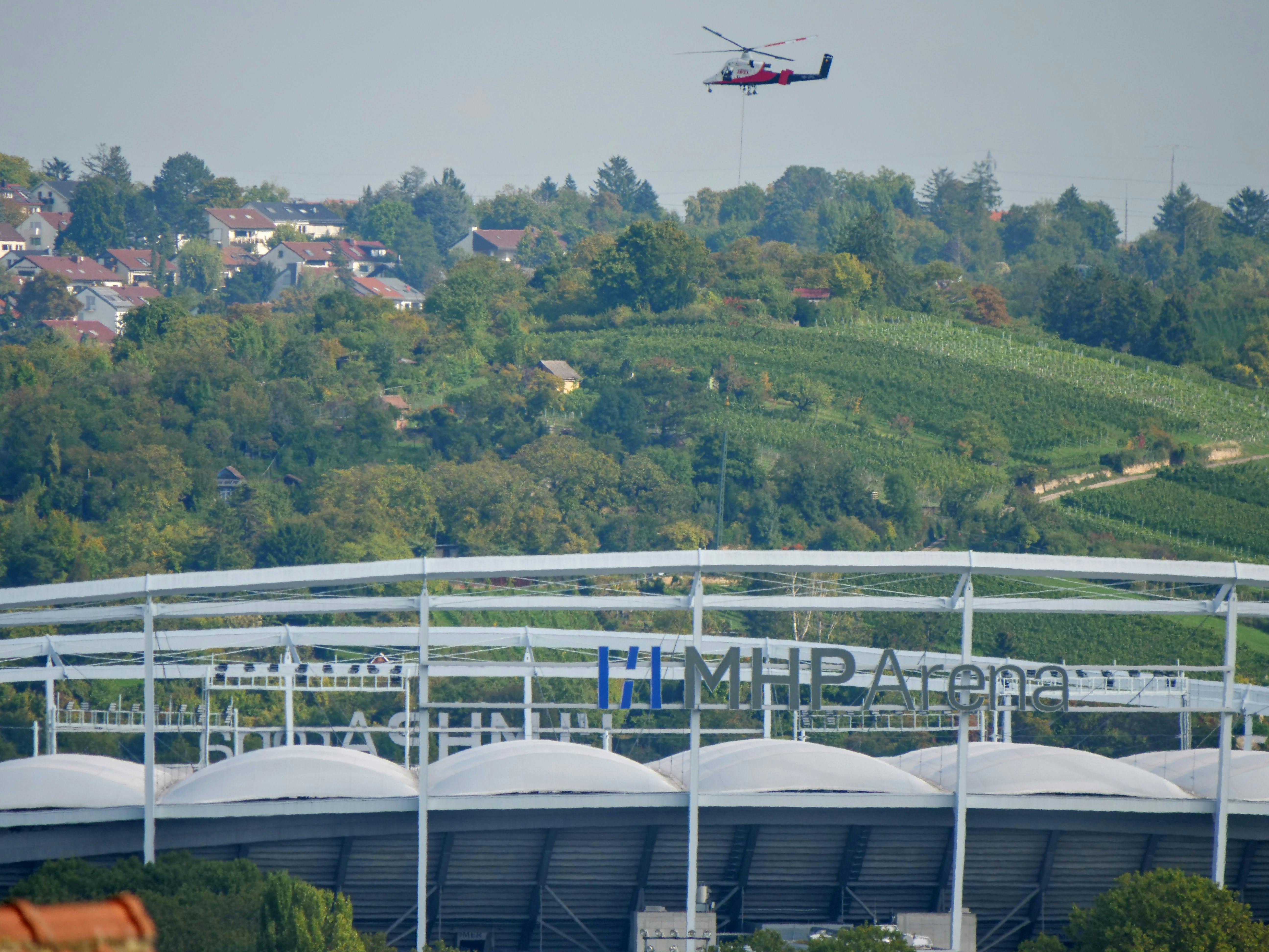 Ein Lastenhubschrauber hat Anfang des Monates in Stuttgart-Untertürkheim einen Oberleitungsmast nach dem anderen an die neuen S21-Bahngleise gebracht. Foto: Jürgen Brand