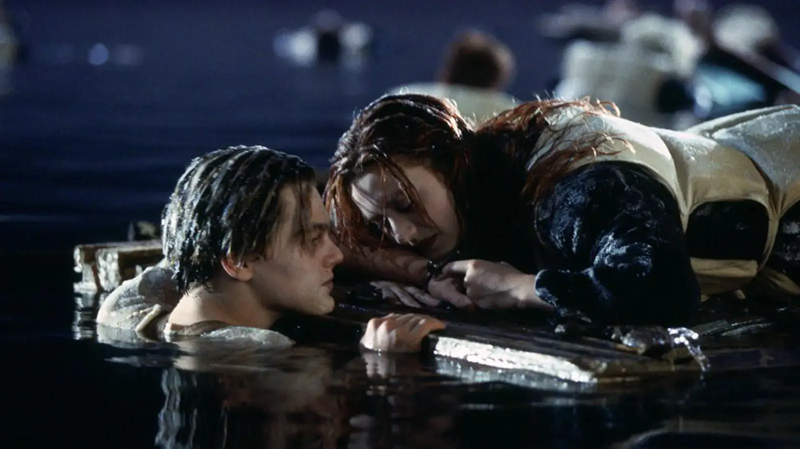 Die Szene vom Ende von "Titanic" in der Jack im Wasser hängt und Rose auf der Tür.