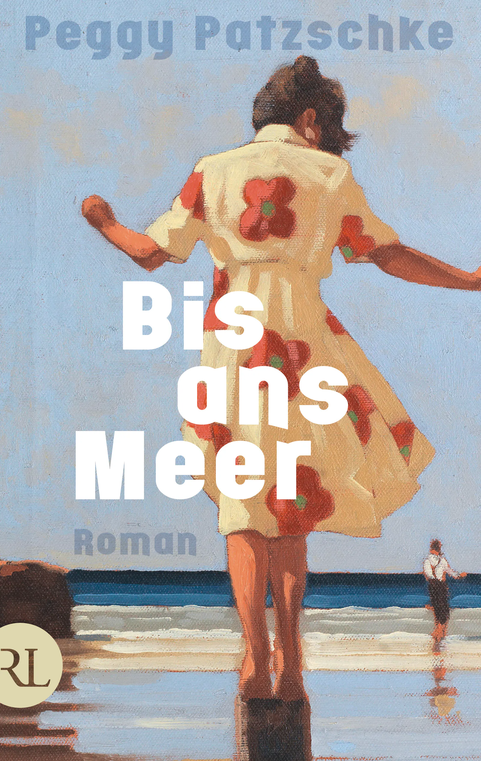 Cover des Romans "Bis ans Meer" von Peggy Patzschke mit entsprechender Aufschrift. Zu sehen ist eine Frau in einem geblümten Kleid am Meer, die nackten Füße im nassen Sand. Weiter vorne in der Brandung steht ein Mann mit Hosenträgern. Stil wie in einem Ölgemälde.