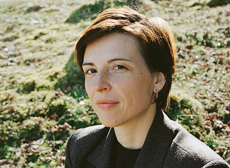 A novel that resists being a novel—and one awarded with major literary prizes: In this close reading, Anina Englert dives into ‚Die Holländerinnen‘ (The Dutch women) by Dorothee Elmiger, tracing how its fragmented form exposes the entanglements of colonialism, Anthropocene thinking, and literary discourse itself...
(Available in Arabic, English, French, German & Spanish)