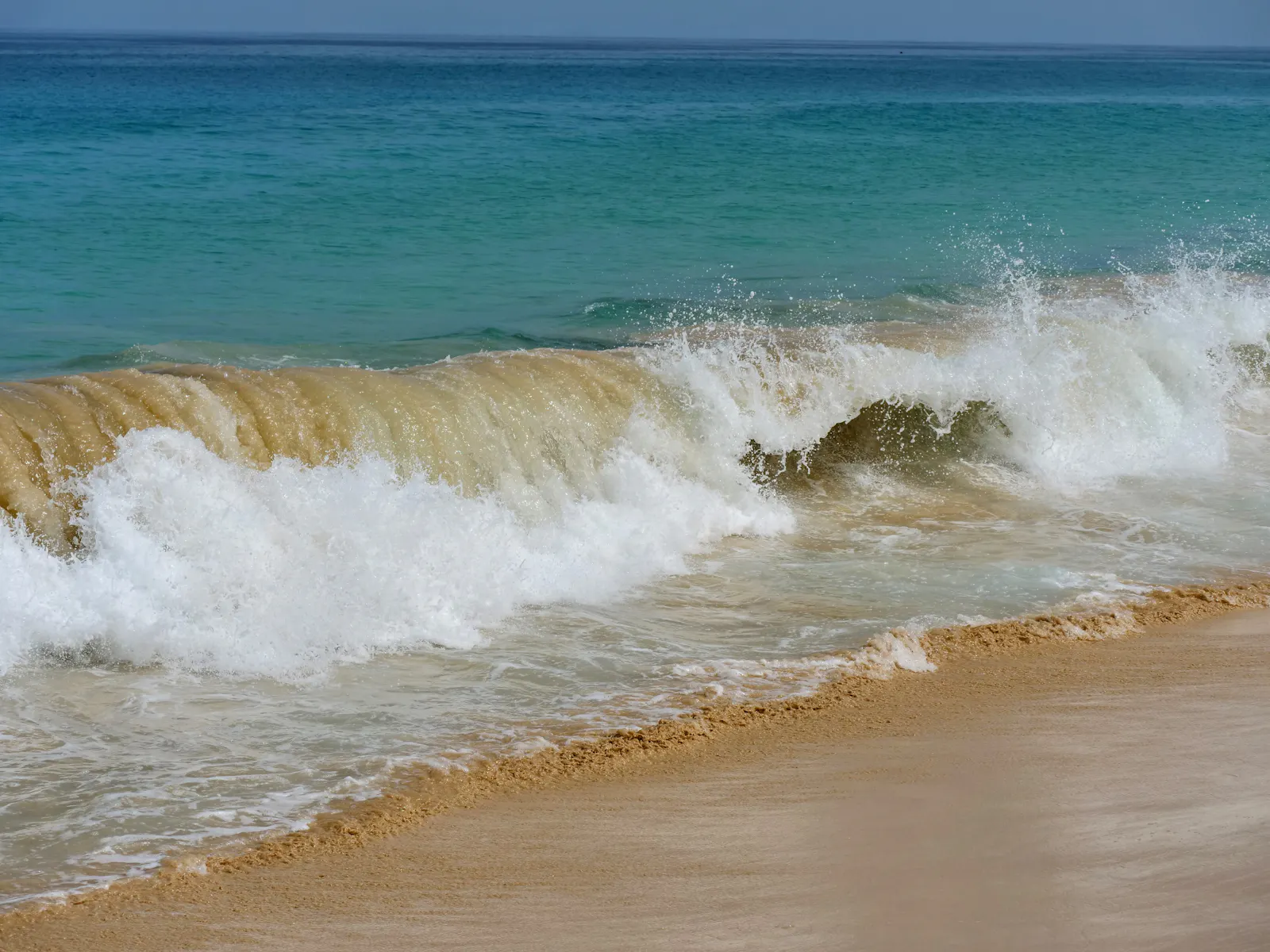 Ein bisschen Meer und Wellen zur wenigstens optischen Abkühlung bei den aktuellen Temperaturen. Foto: Jürgen Brand