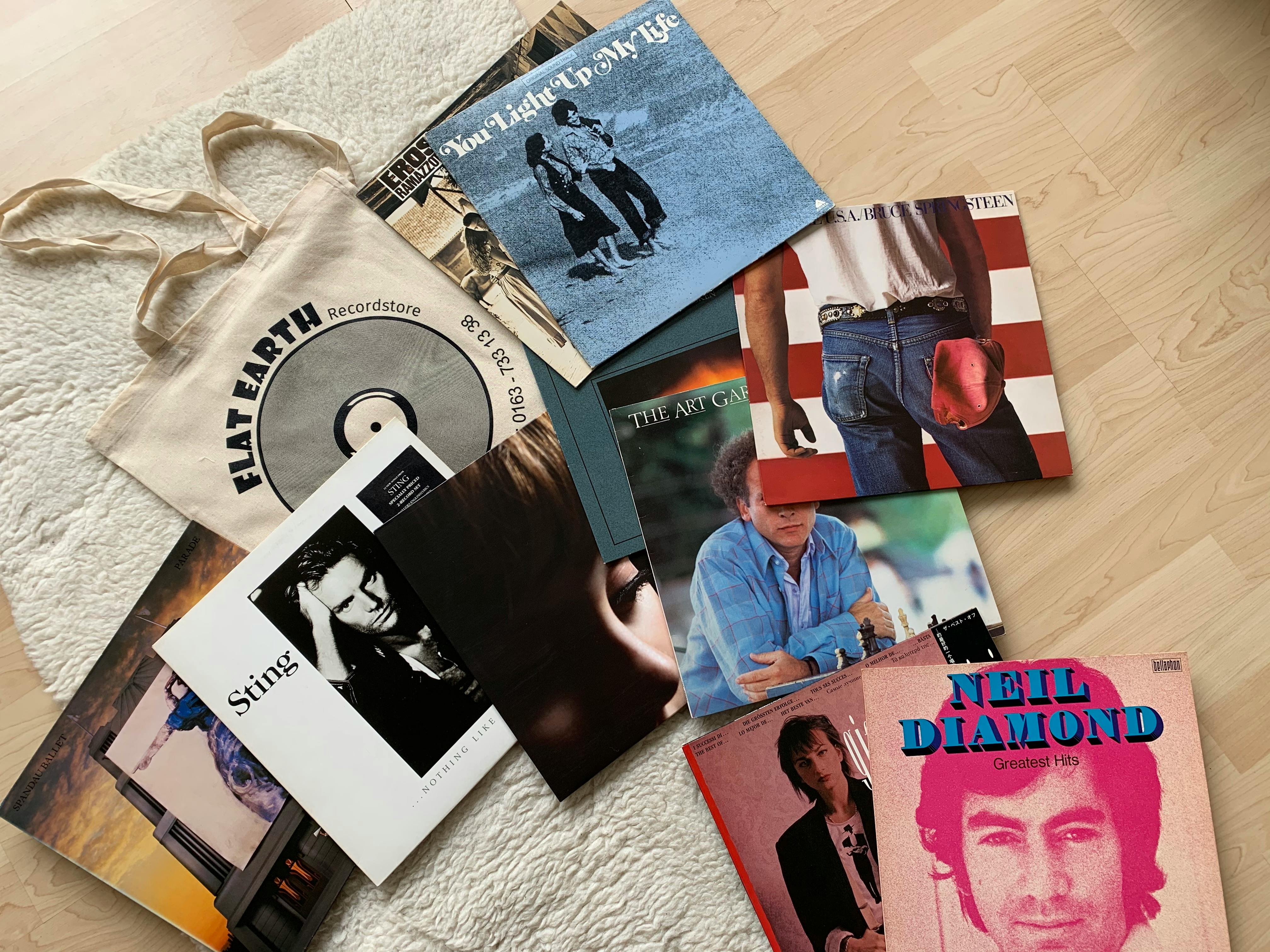 Diverse Schallplatten auf dem Boden ausgebreitet.